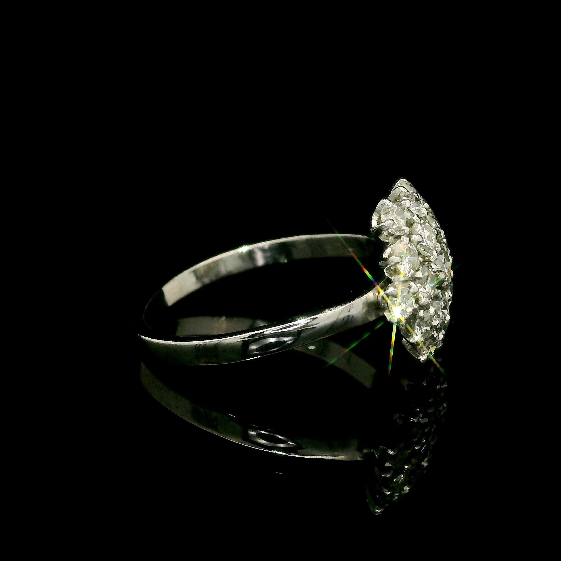 Bague flocon de neige en platine avec diamant taille ancienne de 0,74 carat à profil bas et grappe florale en vente 1