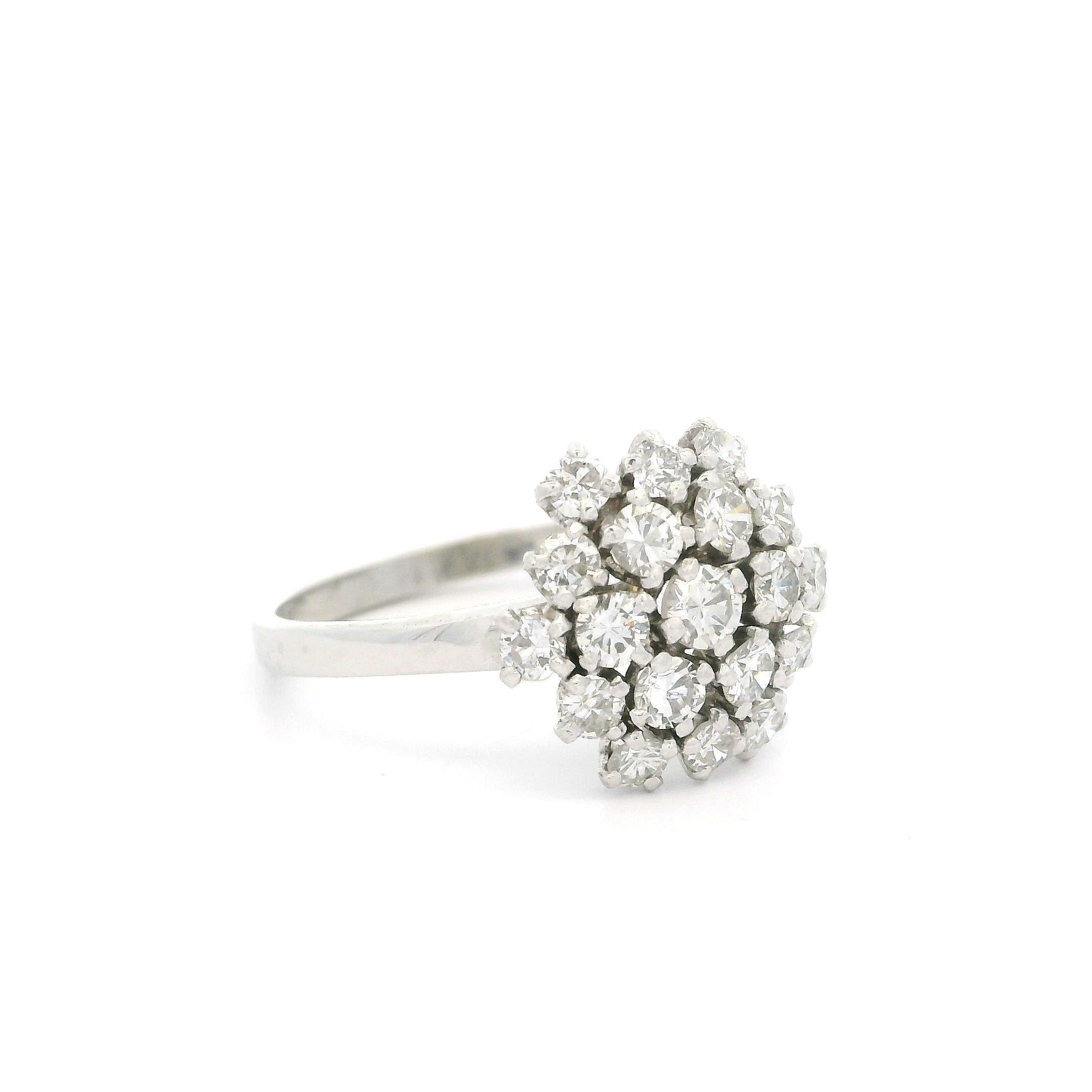 Bague flocon de neige en platine avec diamant taille ancienne de 0,74 carat à profil bas et grappe florale en vente 3