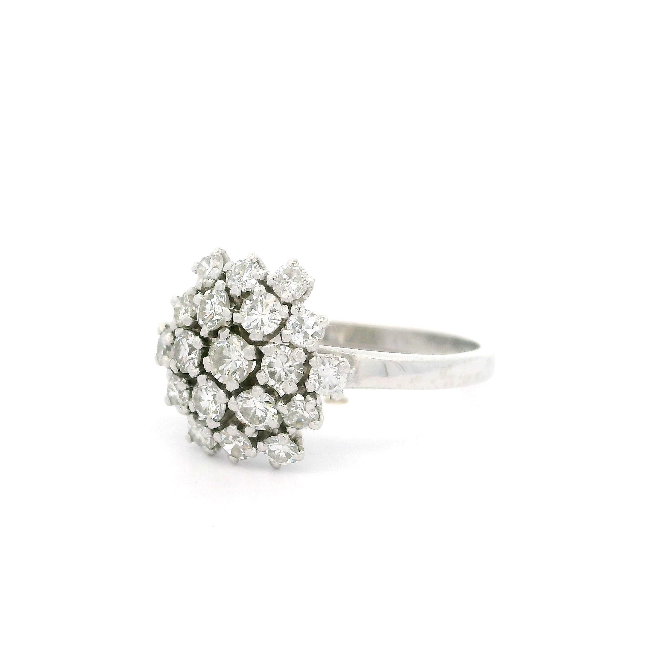 Bague flocon de neige en platine avec diamant taille ancienne de 0,74 carat à profil bas et grappe florale en vente 4