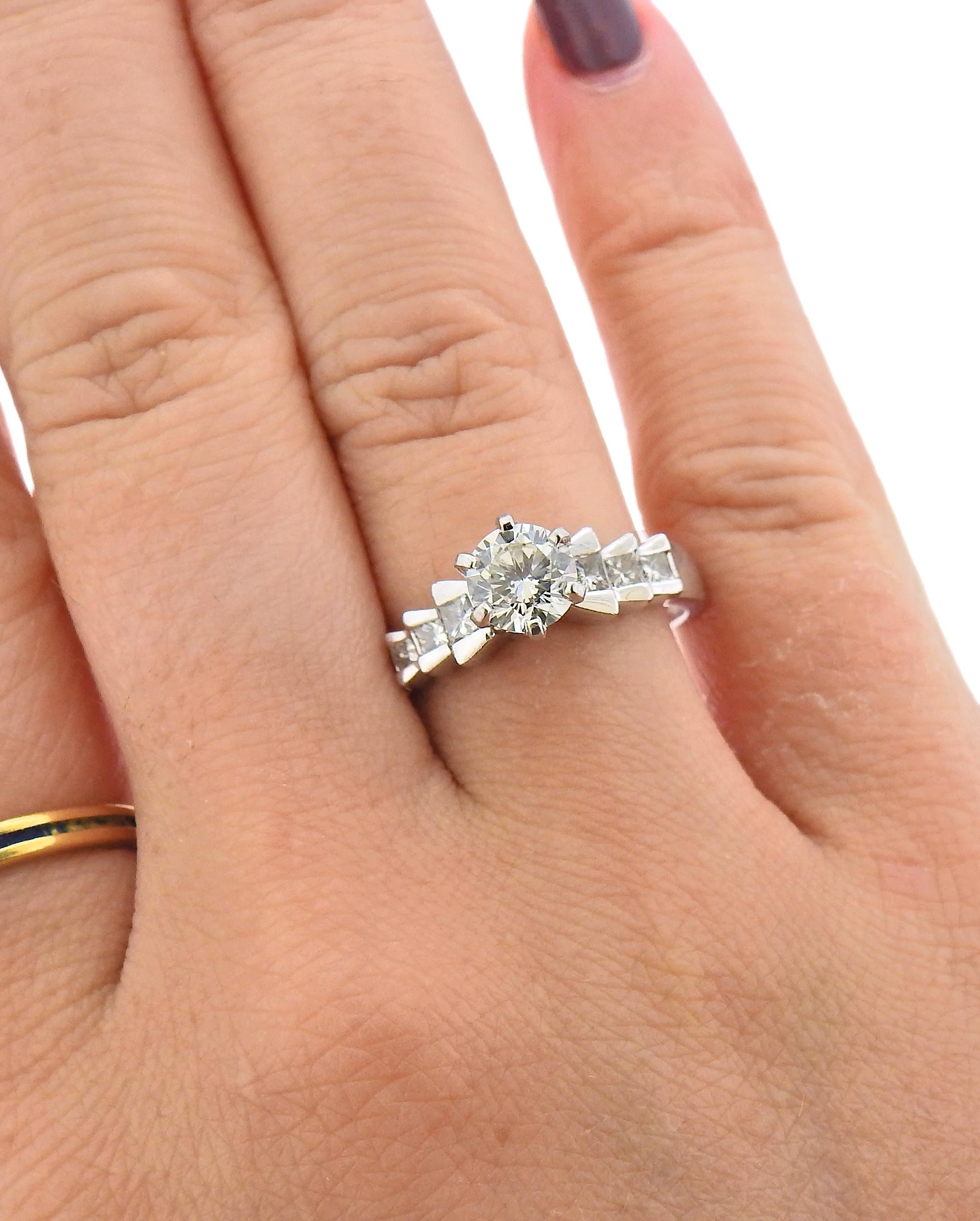 Bague de fiançailles en platine avec diamant de 0,75 carat Pour femmes en vente