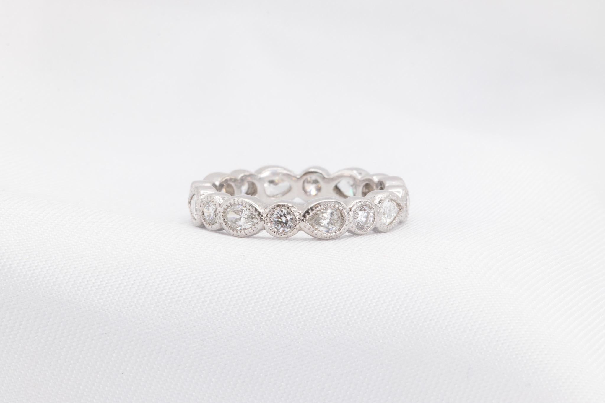 Fascia di diamanti in platino con diamanti rotondi e a pera

Questo elegante cinturino in platino presenta circa 0,75 carati di diamanti rotondi a taglio brillante e a taglio pera, di colore G-H e purezza VS, che aggiungono una raffinata