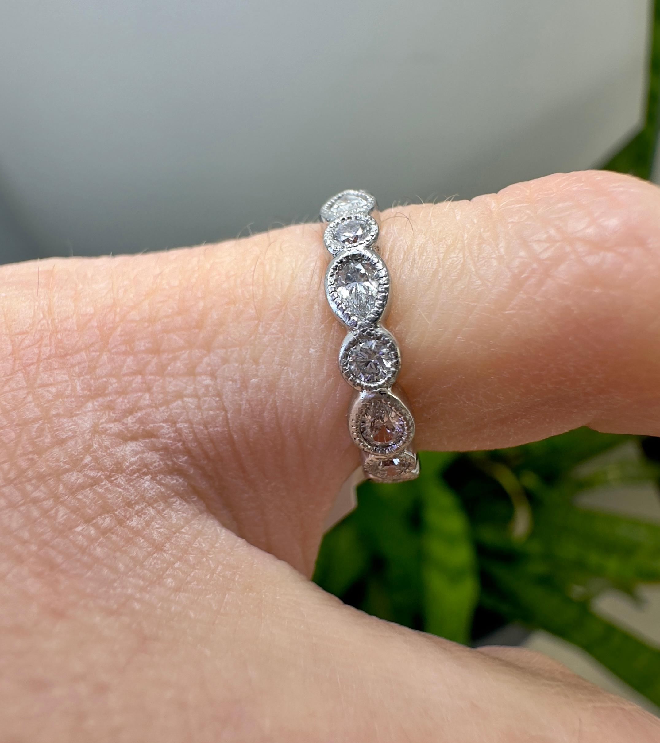 Donna Fascia per l'eternità in platino con diamanti di forma mista da 0,75 carati totali in vendita