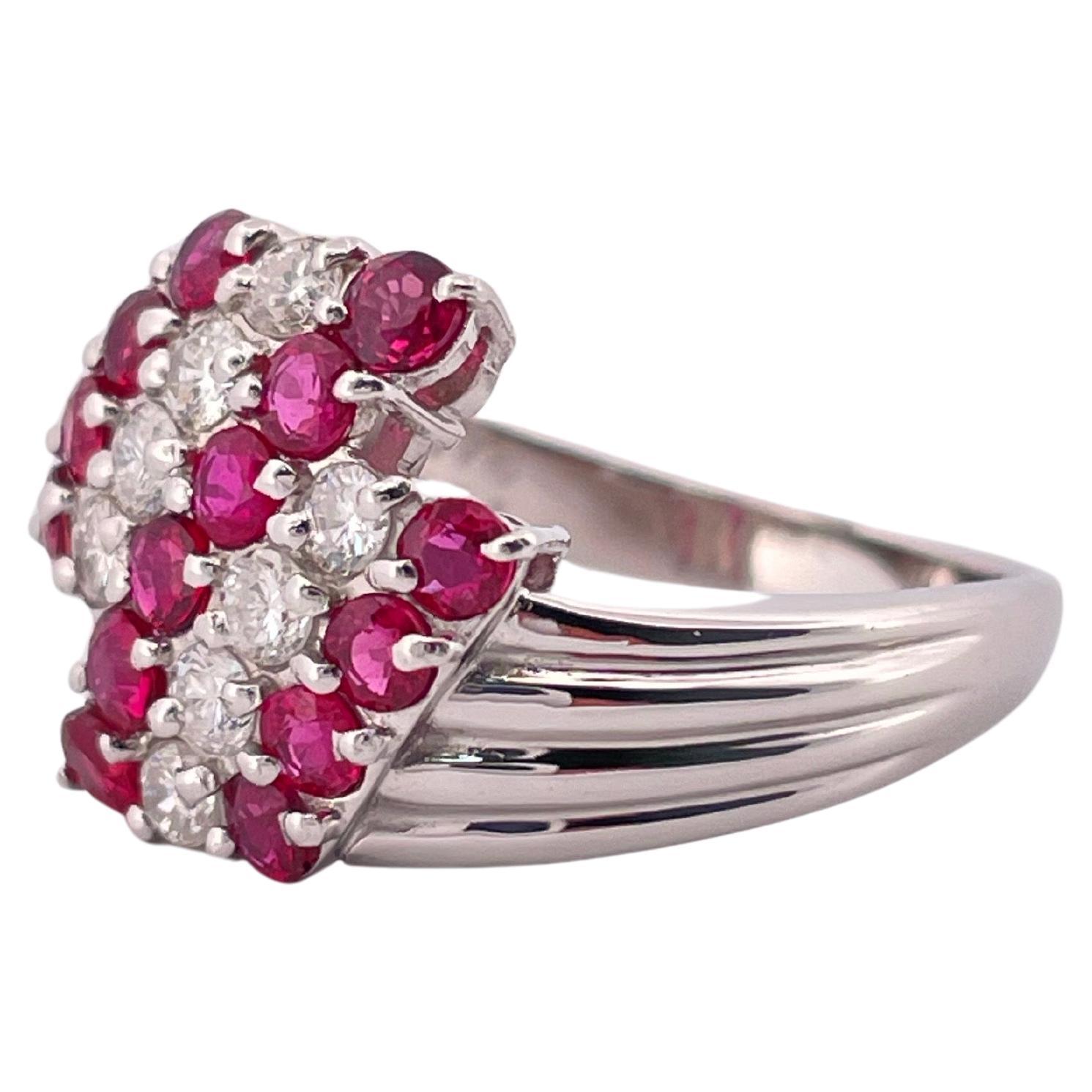 Anello in platino con rubino da 0,75 carati e diamante da 0,34 carati In condizioni buone in vendita a Sewickley, PA