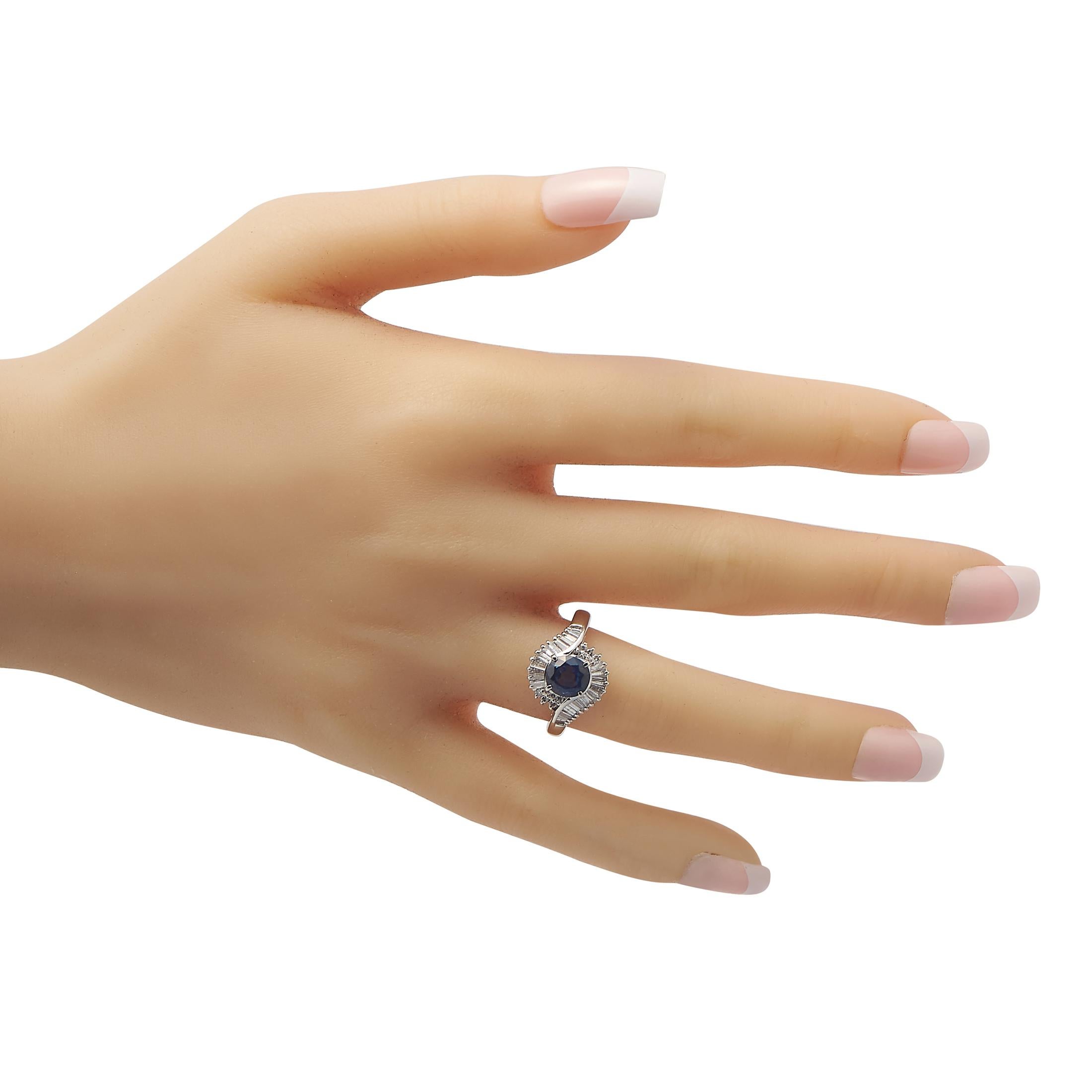 Platin 0,78 Karat Diamant und Saphir Ring  (Baguetteschliff) im Angebot