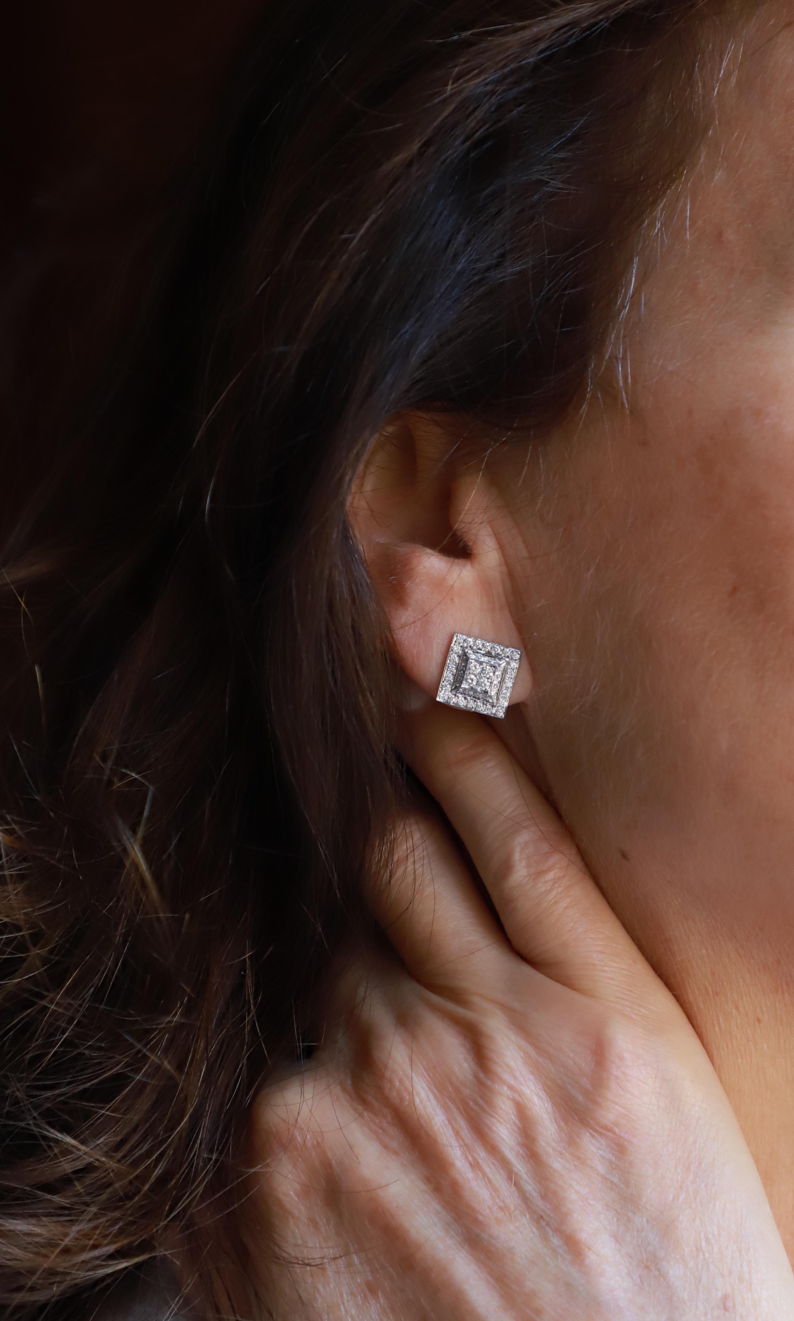 Rossella Ugolini Platinum Collection 0,80 Karat G Farbe VS1 Brillantschliff Weiß Diamanten Quadratisch Handgefertigte Ohrstecker. Hier gibt es ein Paar handgefertigte Ohrringe aus Platin, die mit wunderschönen weißen Diamanten besetzt sind. Der