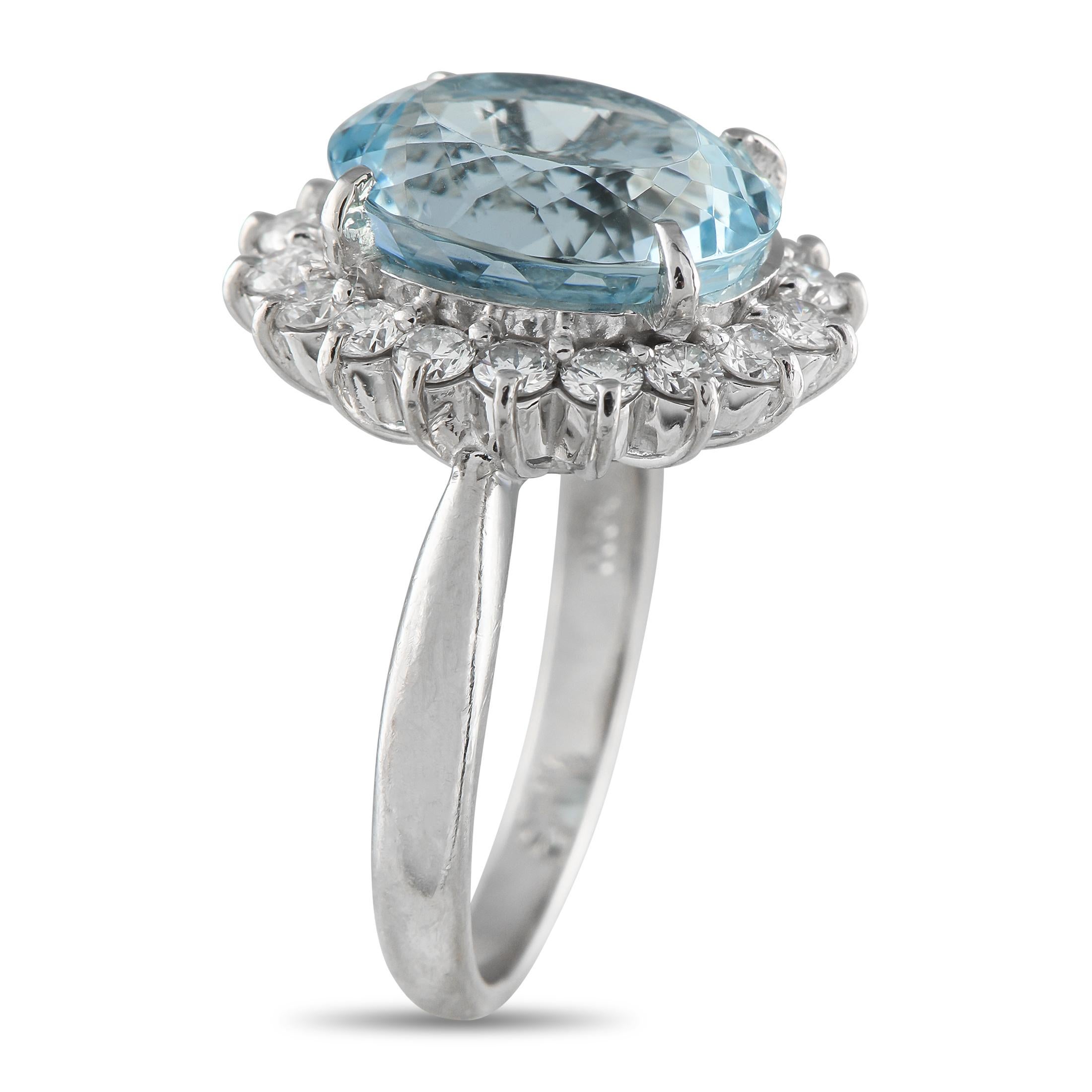 Una pietra centrale di acquamarina da 5,96 carati rende questo anello incredibilmente lussuoso. Incastonato in uno scintillante platino, un'aureola di diamanti per un totale di 0,80 carati rende questo elegante accessorio ancora più impressionante.