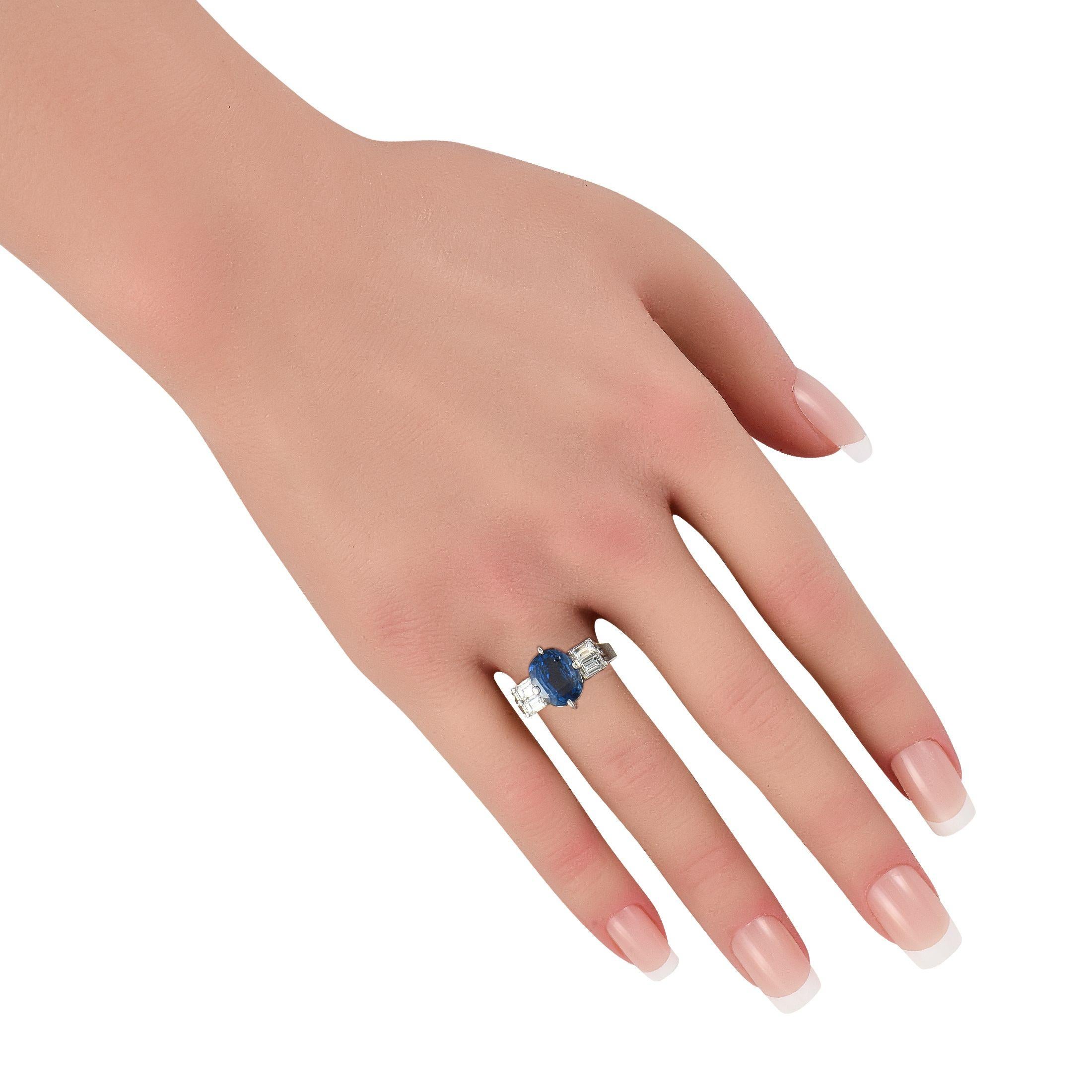 Platinring mit 0,80 Karat Diamanten und Saphiren (Baguetteschliff) im Angebot