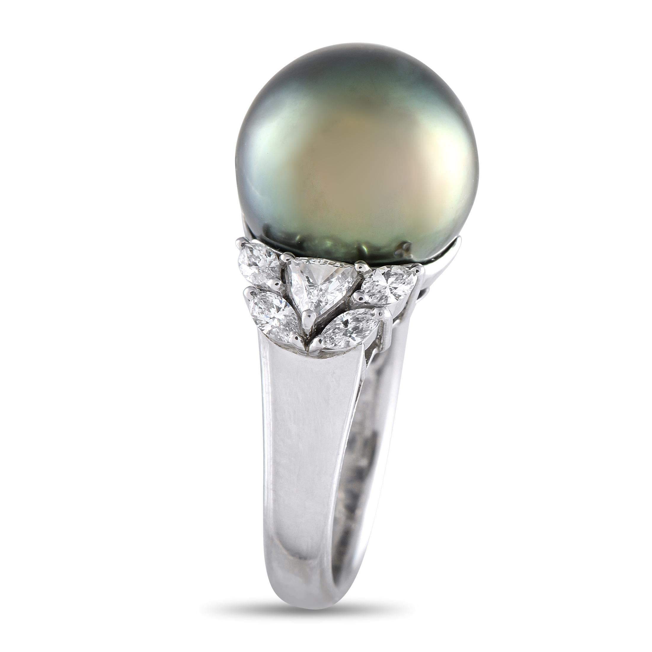 Un'affascinante perla di 13,6 mm fa bella mostra di sé al centro di questo elegante anello. Dal design unico e inaspettato, la montatura in platino prende vita grazie a scintillanti accenti di diamanti per un peso totale di 0,92 carati. La fascia è