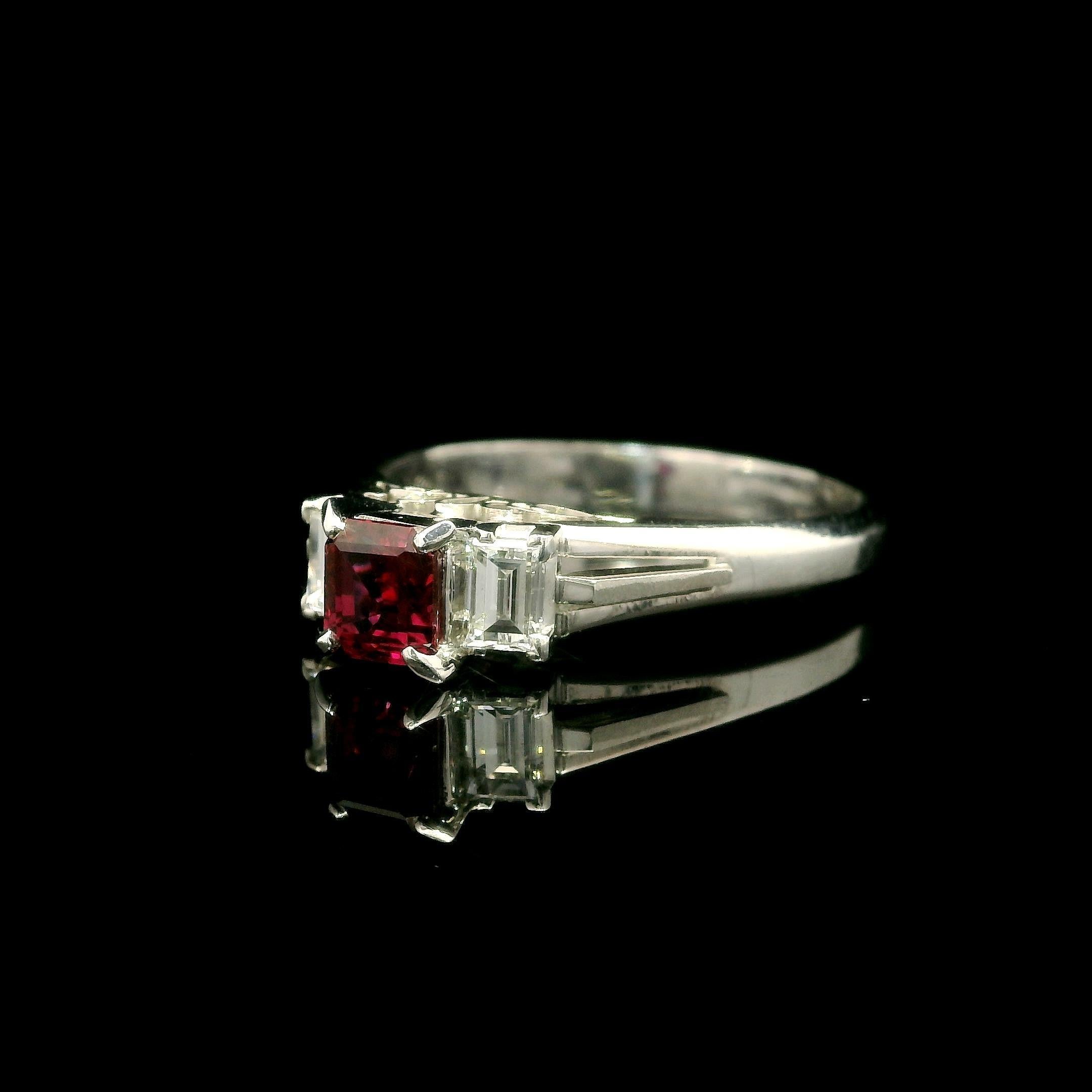 Platino 0,92ct Taglio Quadrato Rubino Baguette Diamante Laterale Alto Profilo A.Stone In condizioni ottime in vendita a Montclair, NJ