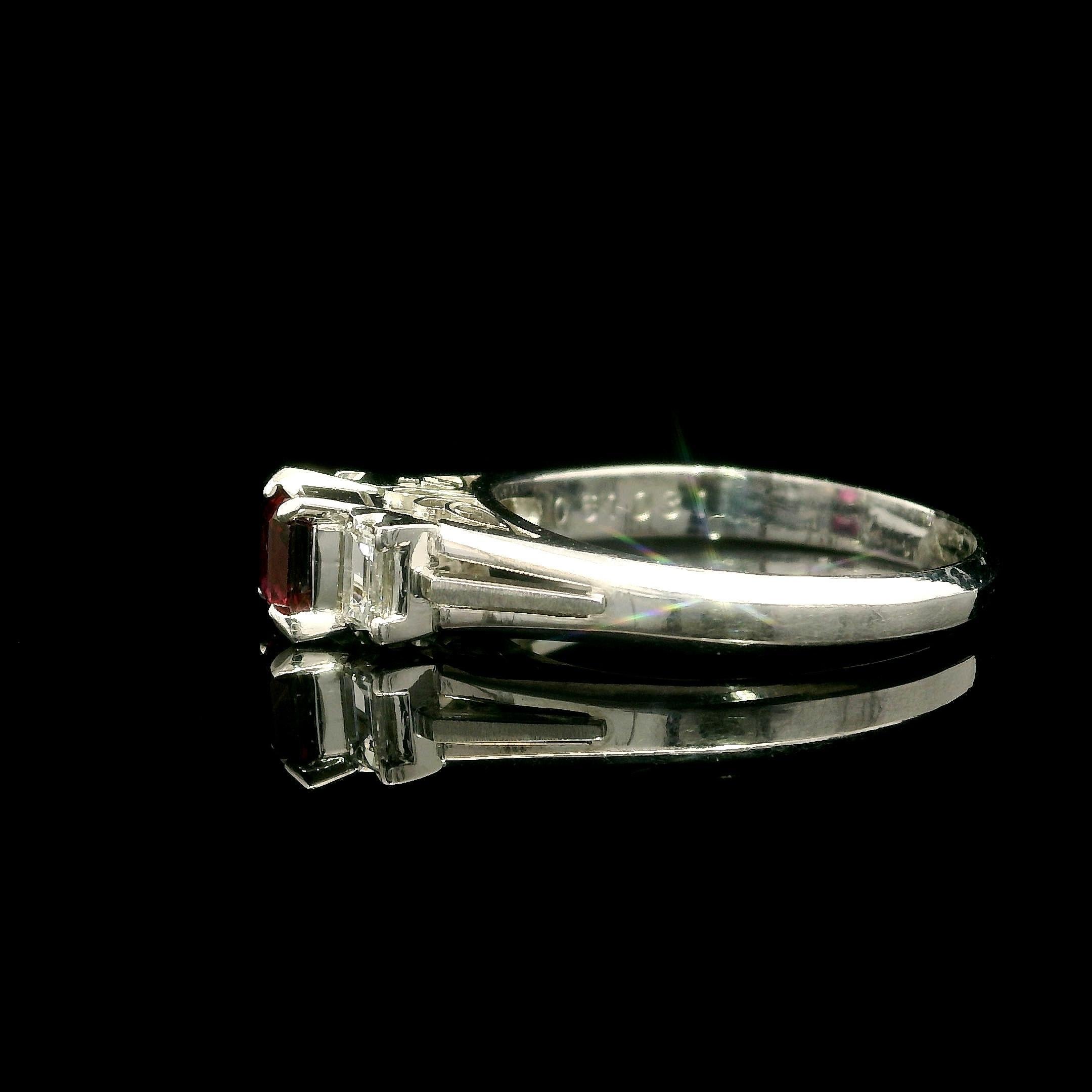 Donna Platino 0,92ct Taglio Quadrato Rubino Baguette Diamante Laterale Alto Profilo A.Stone in vendita