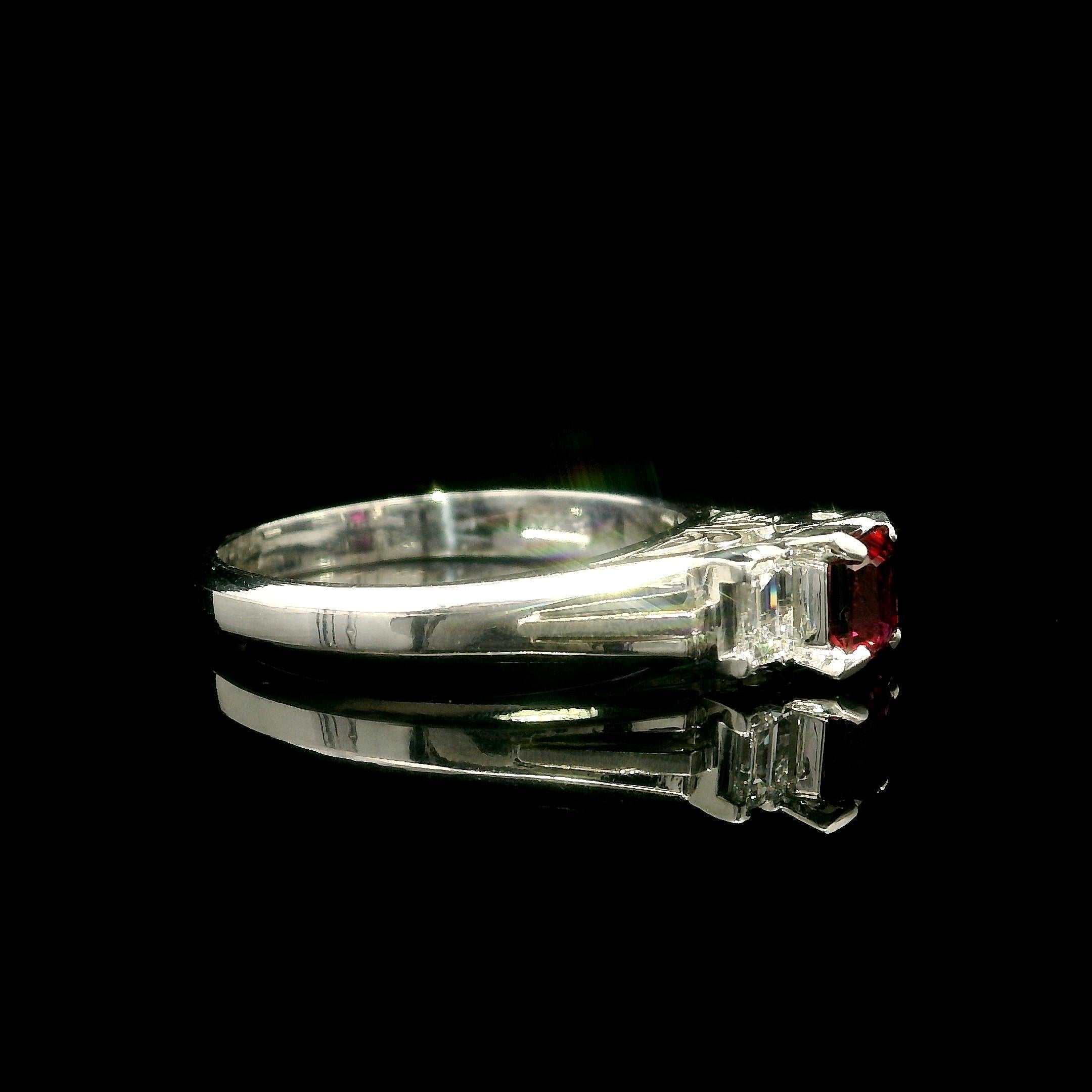 Platino 0,92ct Taglio Quadrato Rubino Baguette Diamante Laterale Alto Profilo A.Stone in vendita 1