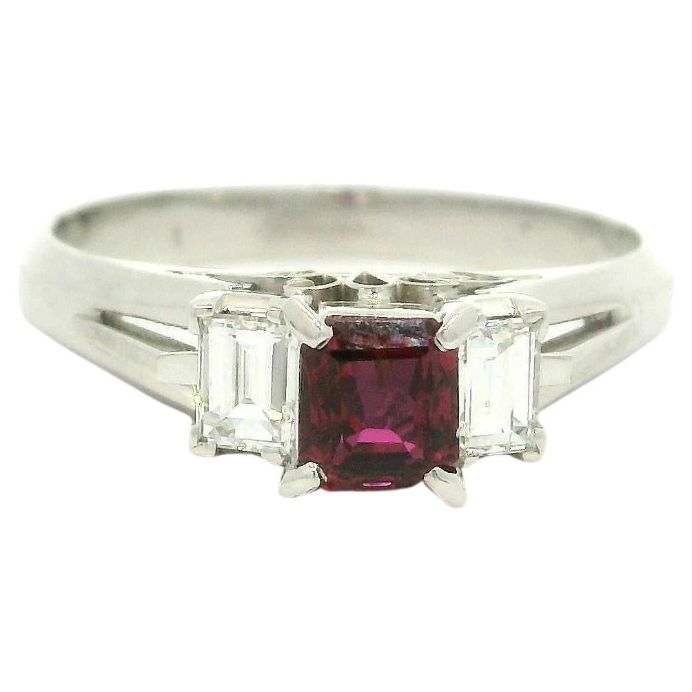 Bague à 3 pierres de 0,92 carat, rubis, diamants baguettes et diamants taille carrée, profil haut sur les côtés