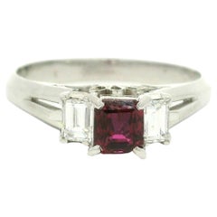 Bague à 3 pierres de 0,92 carat, rubis, diamants baguettes et diamants taille carrée, profil haut sur les côtés