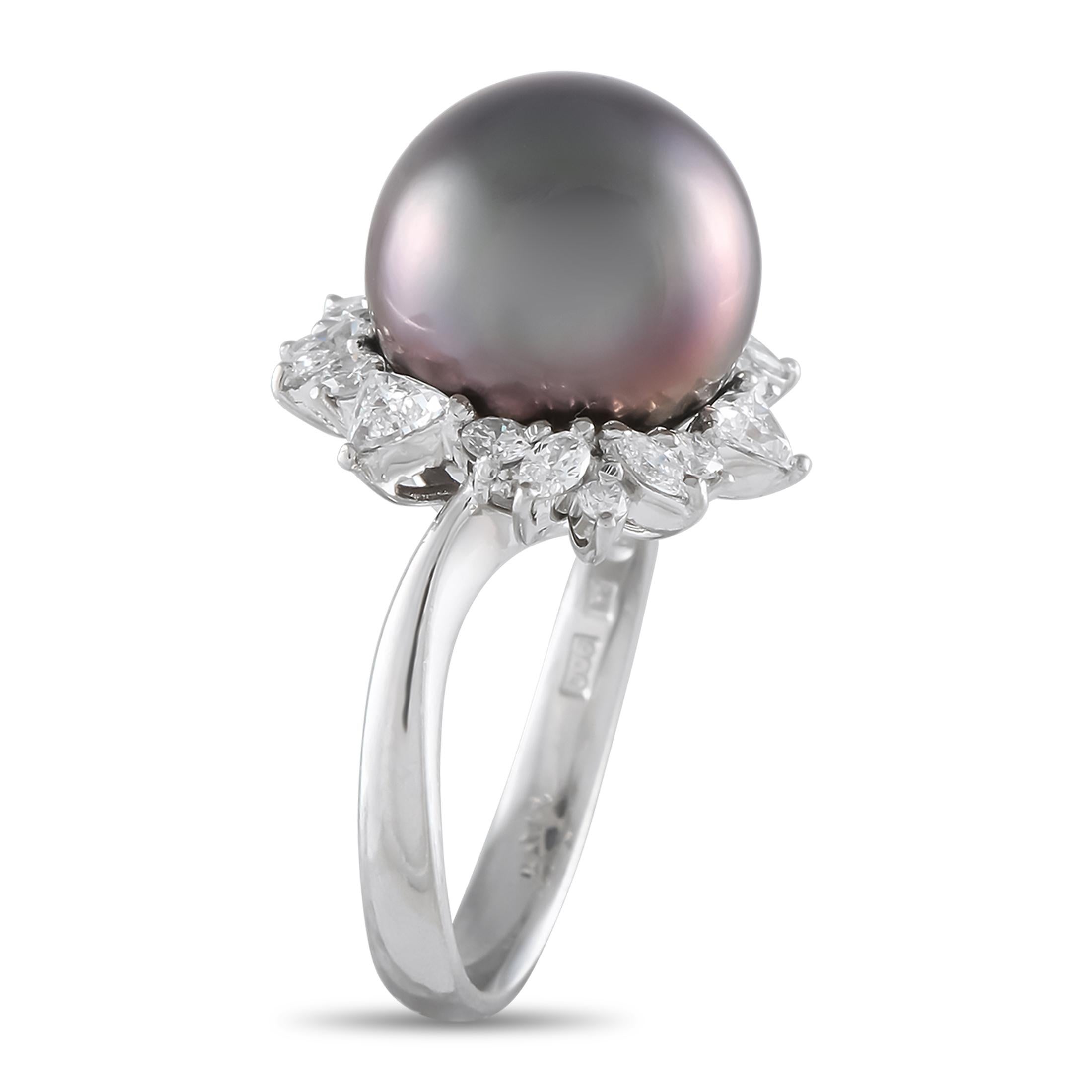 Este anillo impecablemente elaborado es sencillamente inolvidable. La piedra central, una perla oscura, desafía los convencionalismos, mientras que un creativo halo de diamantes de 0,95 quilates añade un brillo extra a este diseño único y elegante.