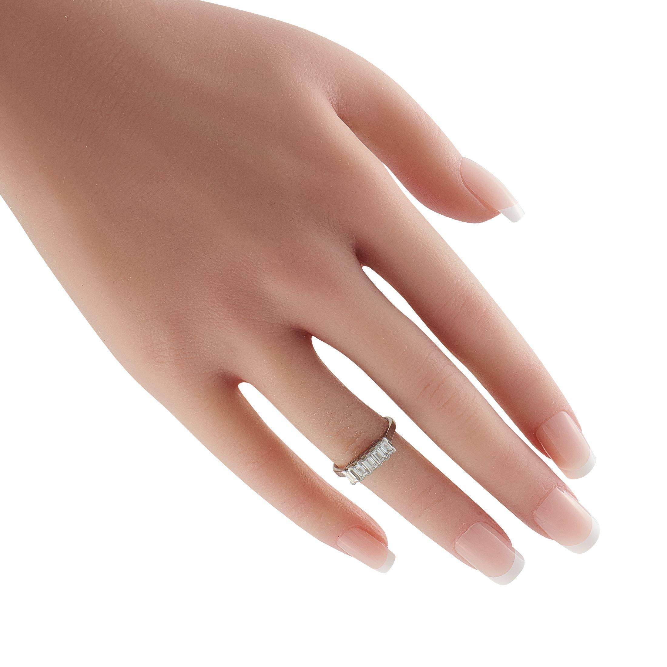 Taglio smeraldo Anello di platino con diamante da 0,98 carati in vendita