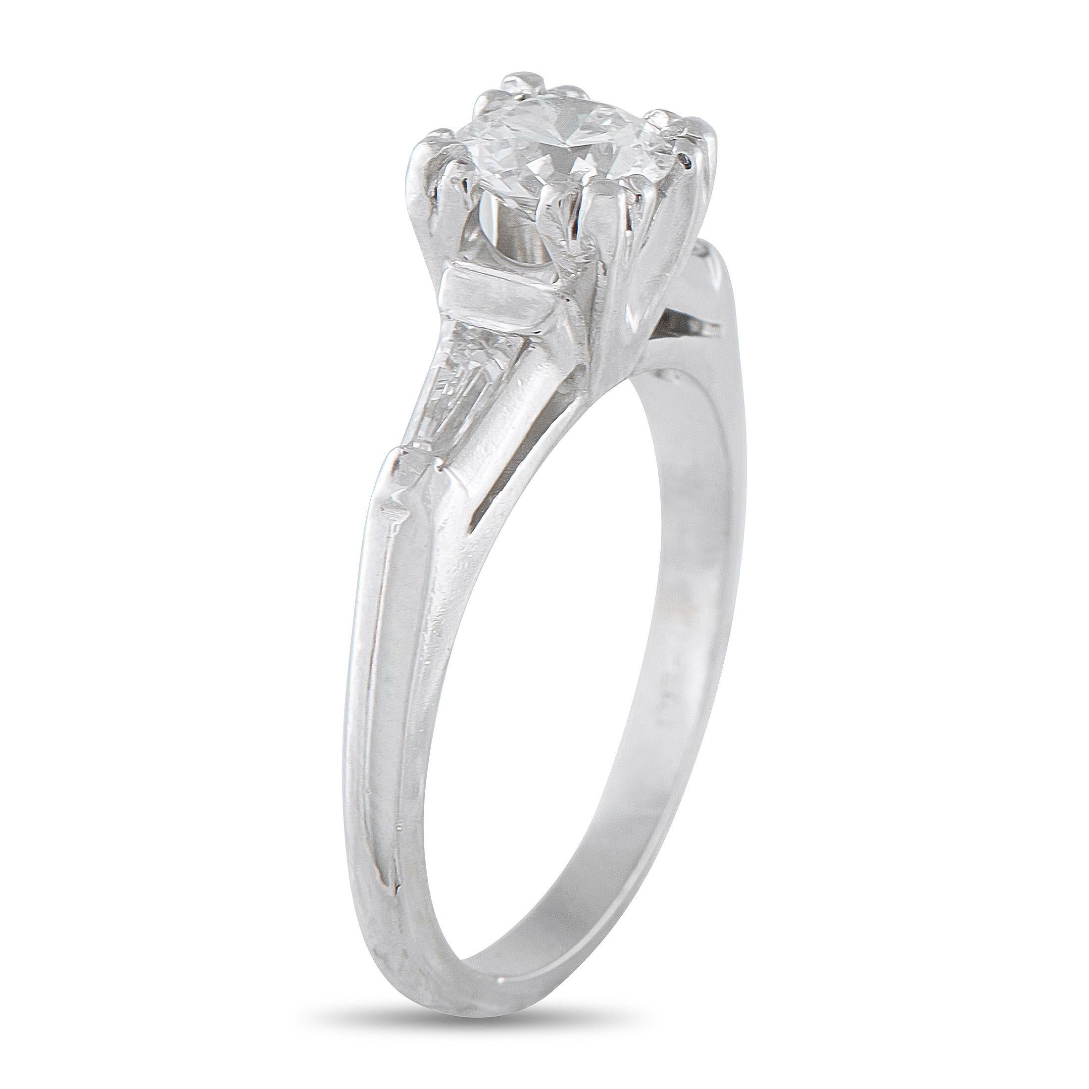 Dieser Luxusring ist ein zeitloses Symbol für Ihre Liebe. Ein rundgeschliffener Diamant von 0,77 Karat mit der Farbe H und der Reinheit VS2 befindet sich in der Mitte der eleganten Platinfassung. Diamantene Akzente von insgesamt 0,22 Karat
