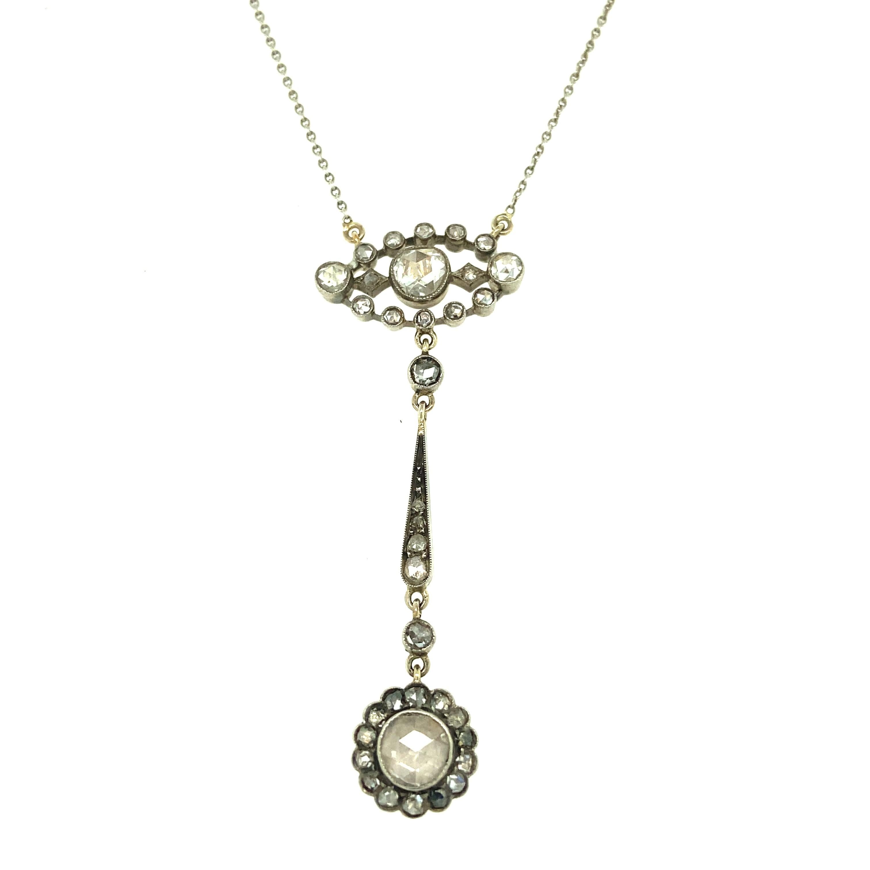 Ce collier de diamants original de l'époque édouardienne est composé d'environ 1,00 carat de diamants taillés en rose en platine. Les diamants de taille rose ont été conçus pour briller à la lumière des bougies, car ils ont été créés pour la