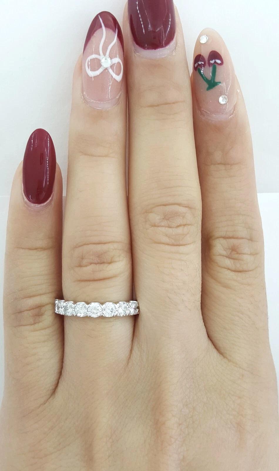 Atemporal y refinada, esta banda de platino de media eternidad presenta nueve diamantes redondos naturales de talla brillante, engastados en elegantes garras compartidas para conseguir la máxima exposición a la luz y el máximo brillo. Los diamantes