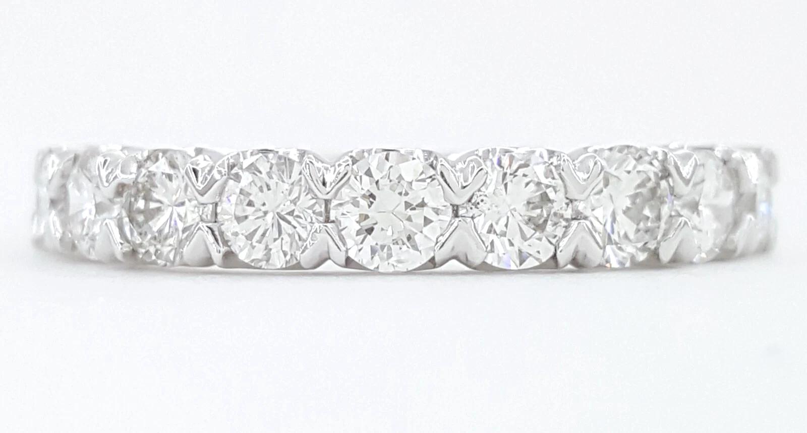 Alianza de Platino de Media Eternidad con Diamante Redondo de Corte Brillante de 1,00 Quilates Contemporáneo en venta