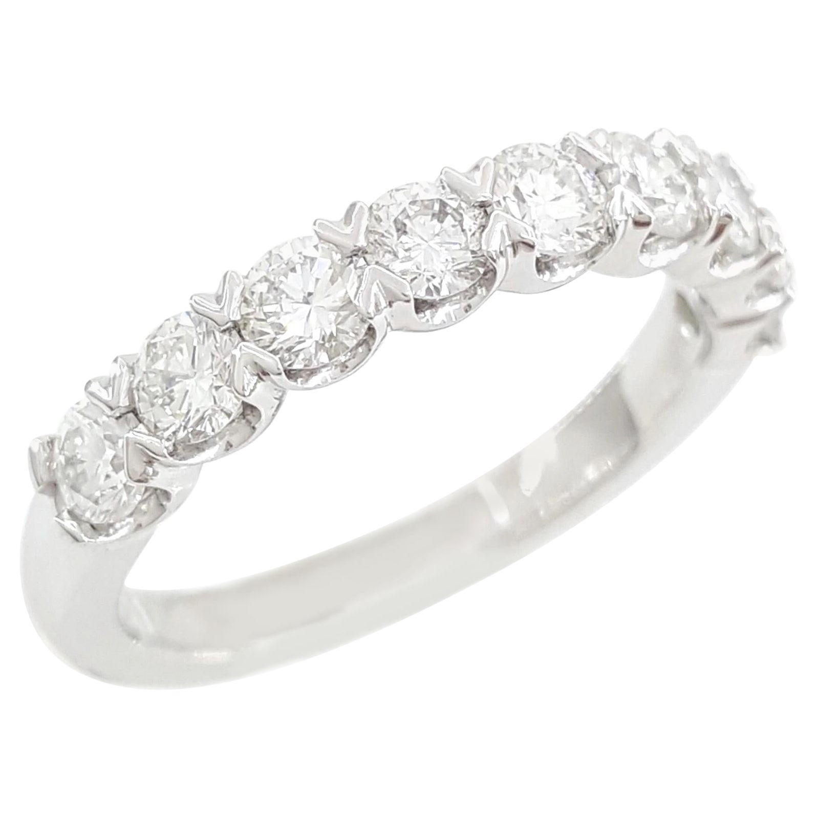 Alliance demi-éternité en platine avec diamant rond de 1,00 carat taillé en brillant