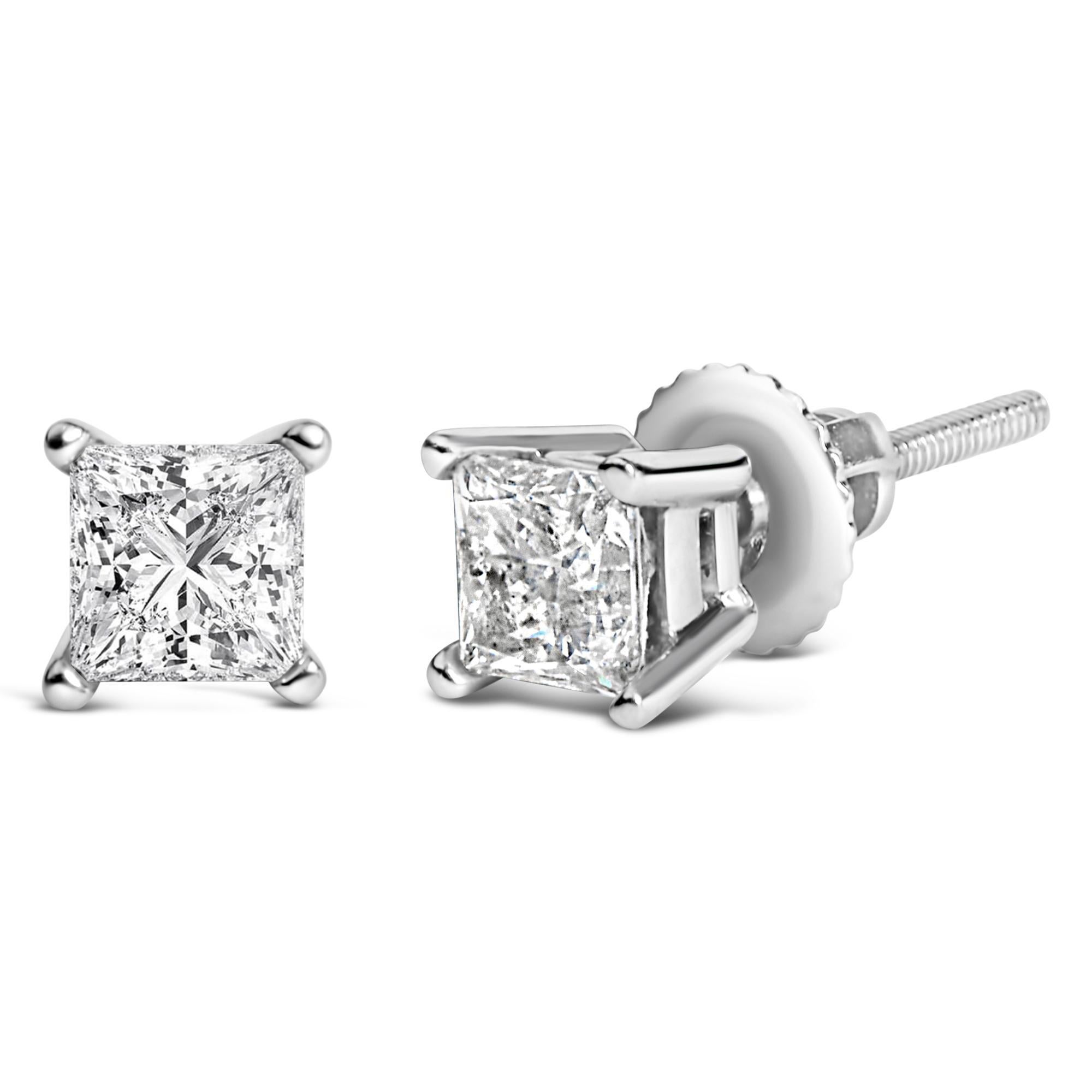 Faites honneur à vos oreilles avec la splendeur pure de ces boucles d'oreilles solitaires en platine à diamant taillé en princesse, où l'élégance classique rencontre la sophistication étincelante. Réalisée en platine pt950 massif, chaque boucle