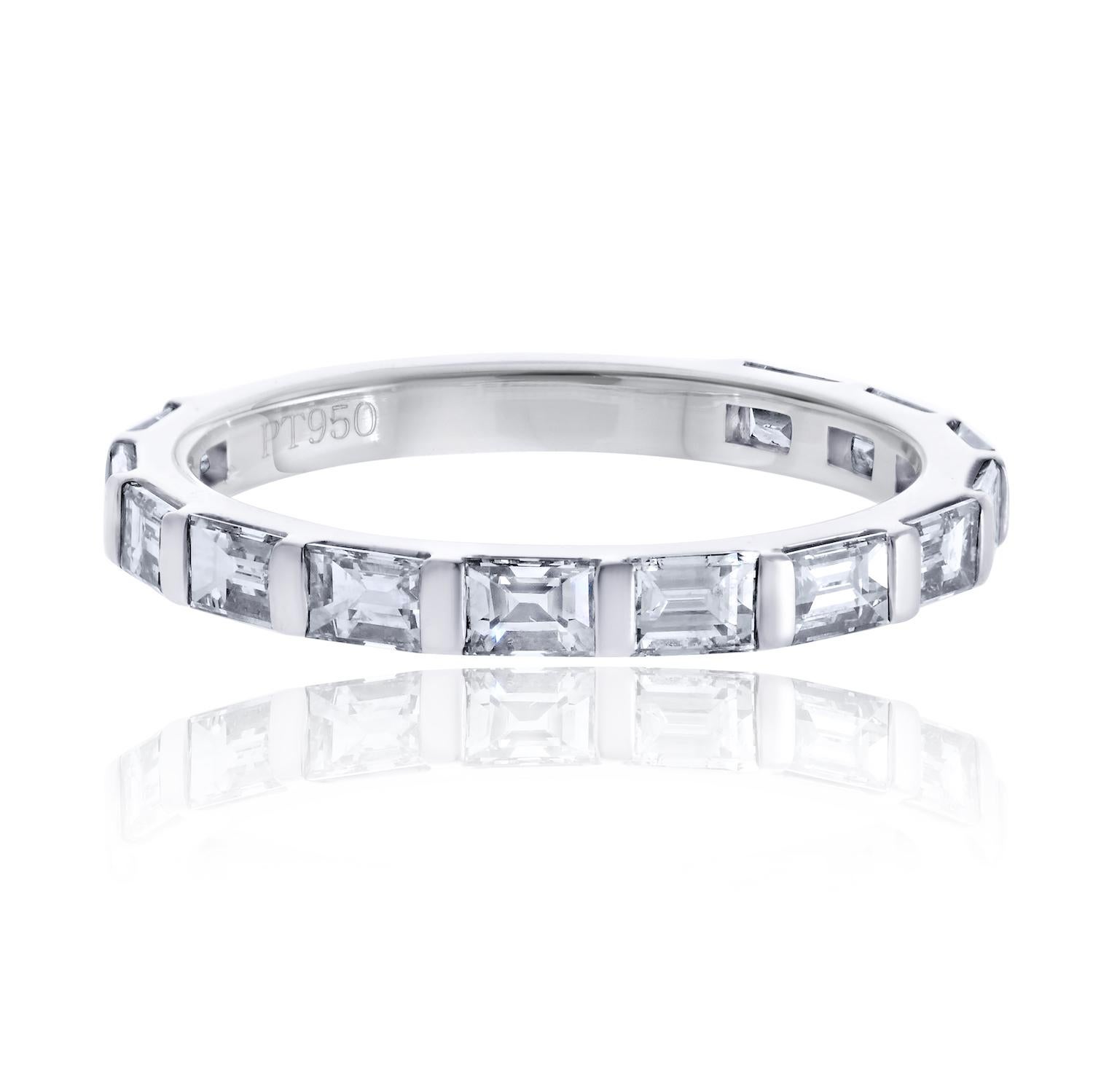 Nous vous présentons une superbe alliance en platine et diamant, faite sur commande et méticuleusement fabriquée à la main à New York. Ce bracelet exquis comporte 13 diamants naturels de taille baguette, joliment sertis sur les trois quarts de la
