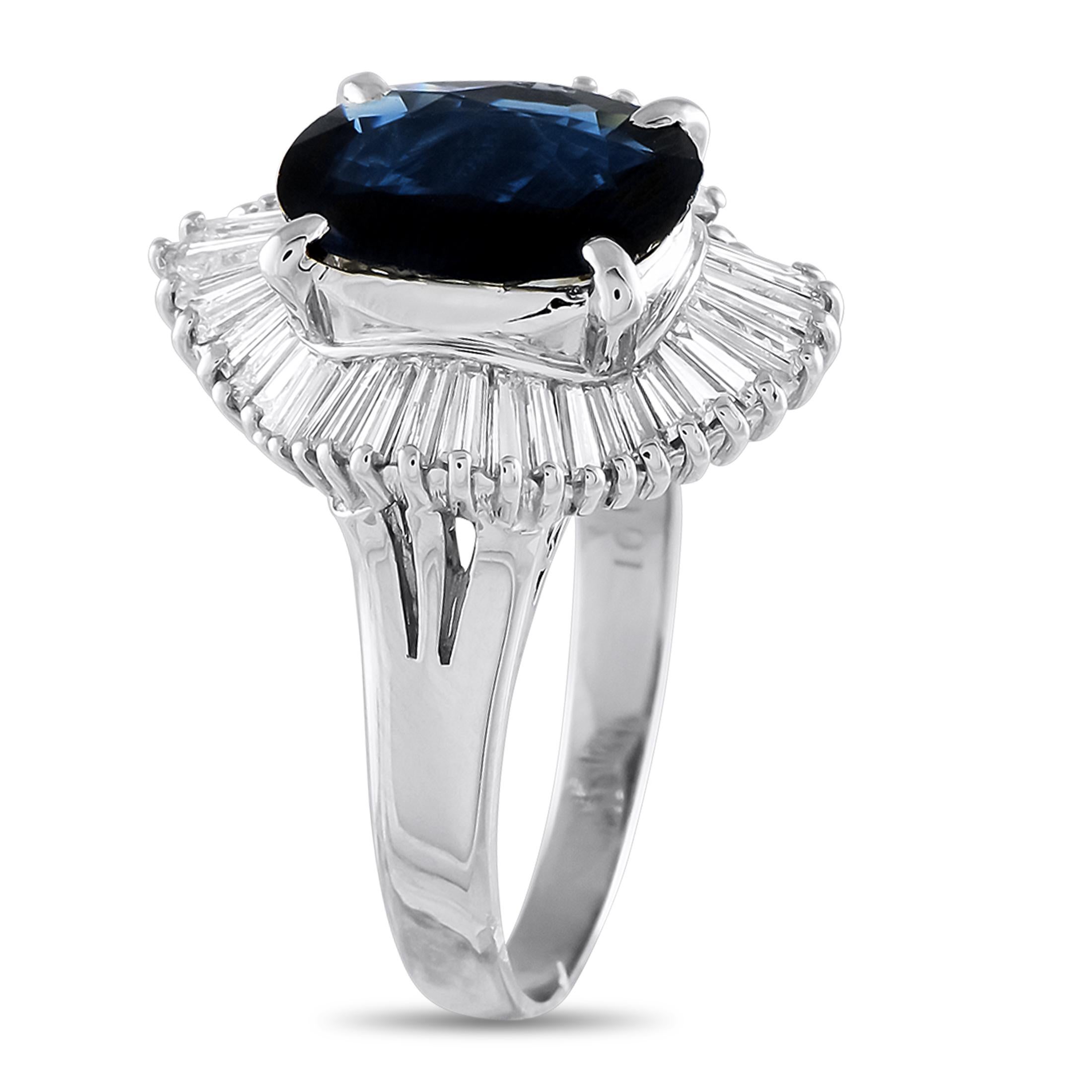 Questo anello di lusso non smetterà mai di farsi notare. Su questo elegante accessorio, una gemma di giada da 2,38 carati funge da splendido punto focale. La pietra centrale è inoltre splendidamente evidenziata da un'aureola di diamanti per un