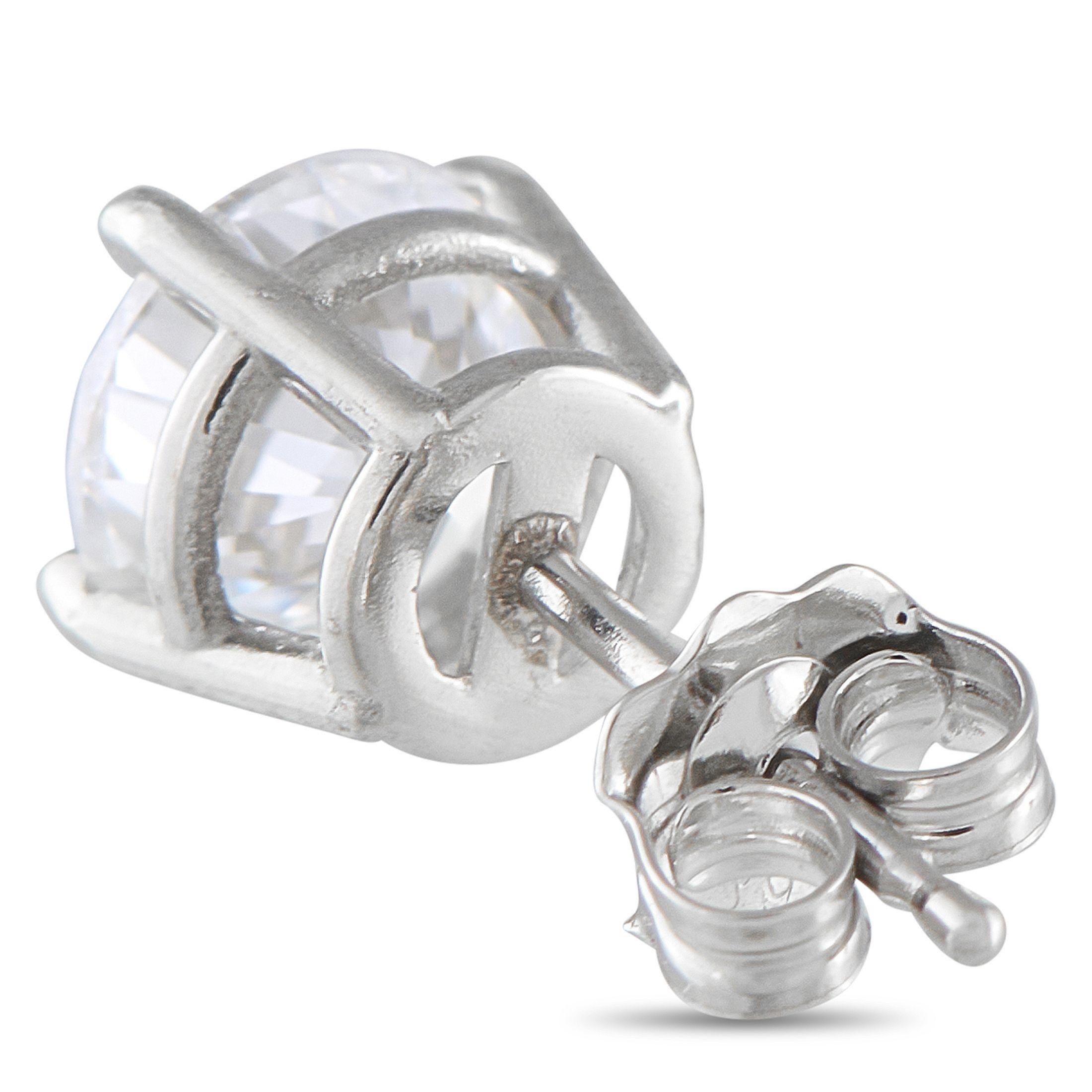 Ces boucles d'oreilles solitaires intemporelles sont la définition du luxe tranquille. Ils sont ornés de diamants de taille ronde certifiés GIA d'un poids total de 1,01 carat. Simples, élégantes et idéales pour toutes les occasions, elles mesurent