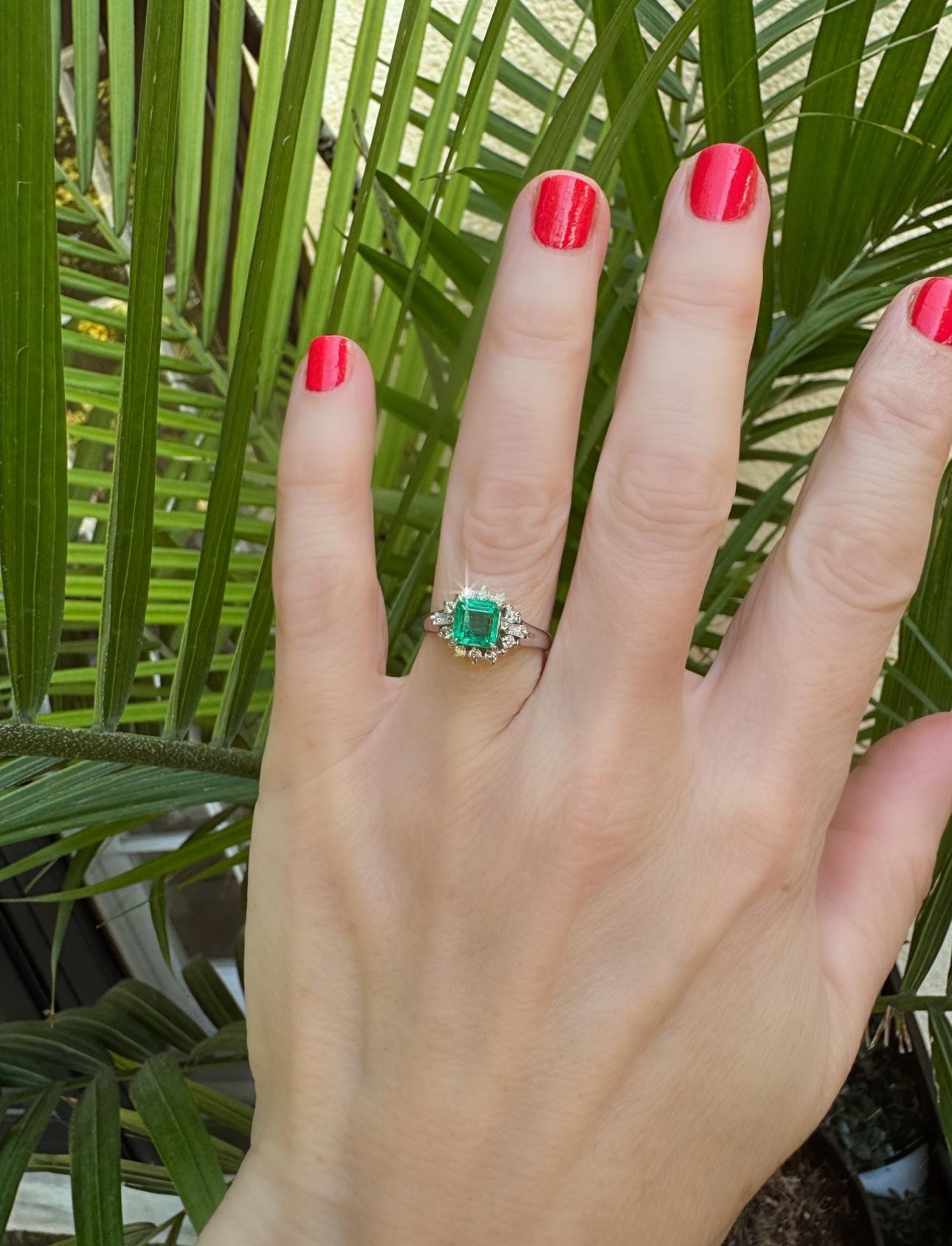 Feiner Smaragd und Diamant Platinring im Angebot 1