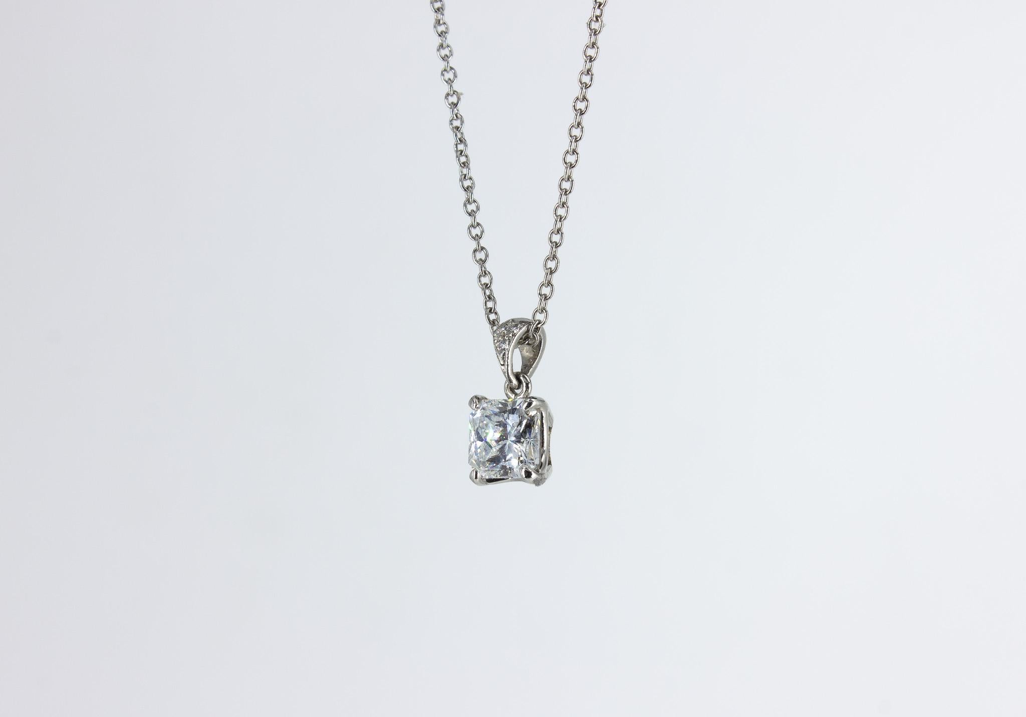 Regalati o regala a qualcuno che ami questa collana con ciondolo di diamanti a taglio radiante da 1,02 carati. Questo radiante certificato GIA ha un colore D e una purezza SI1 ed è splendidamente incorniciato da un'elegante montatura in platino,