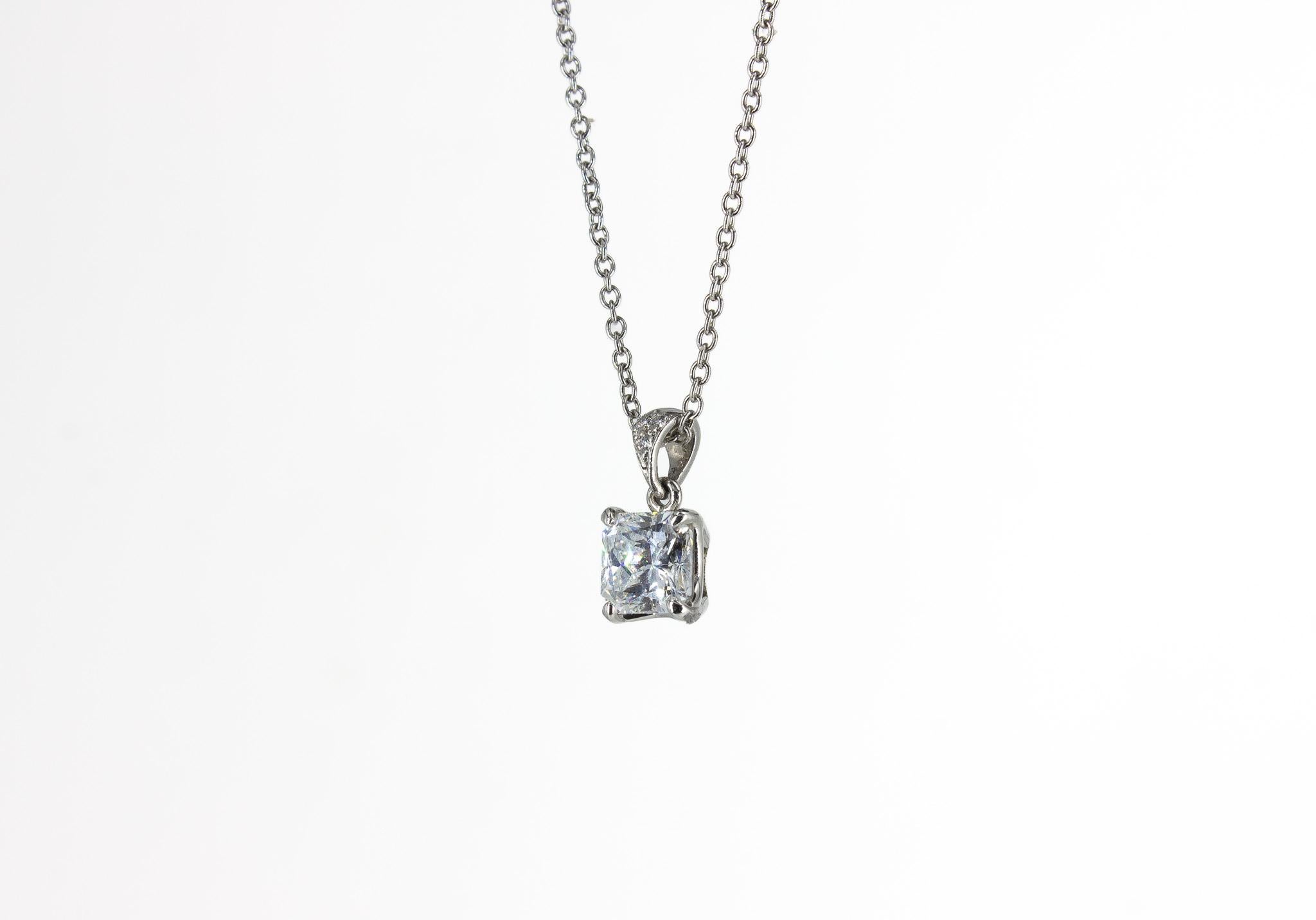 Contemporaneo Collana in platino con diamante taglio radiante da 1,02 carati in vendita
