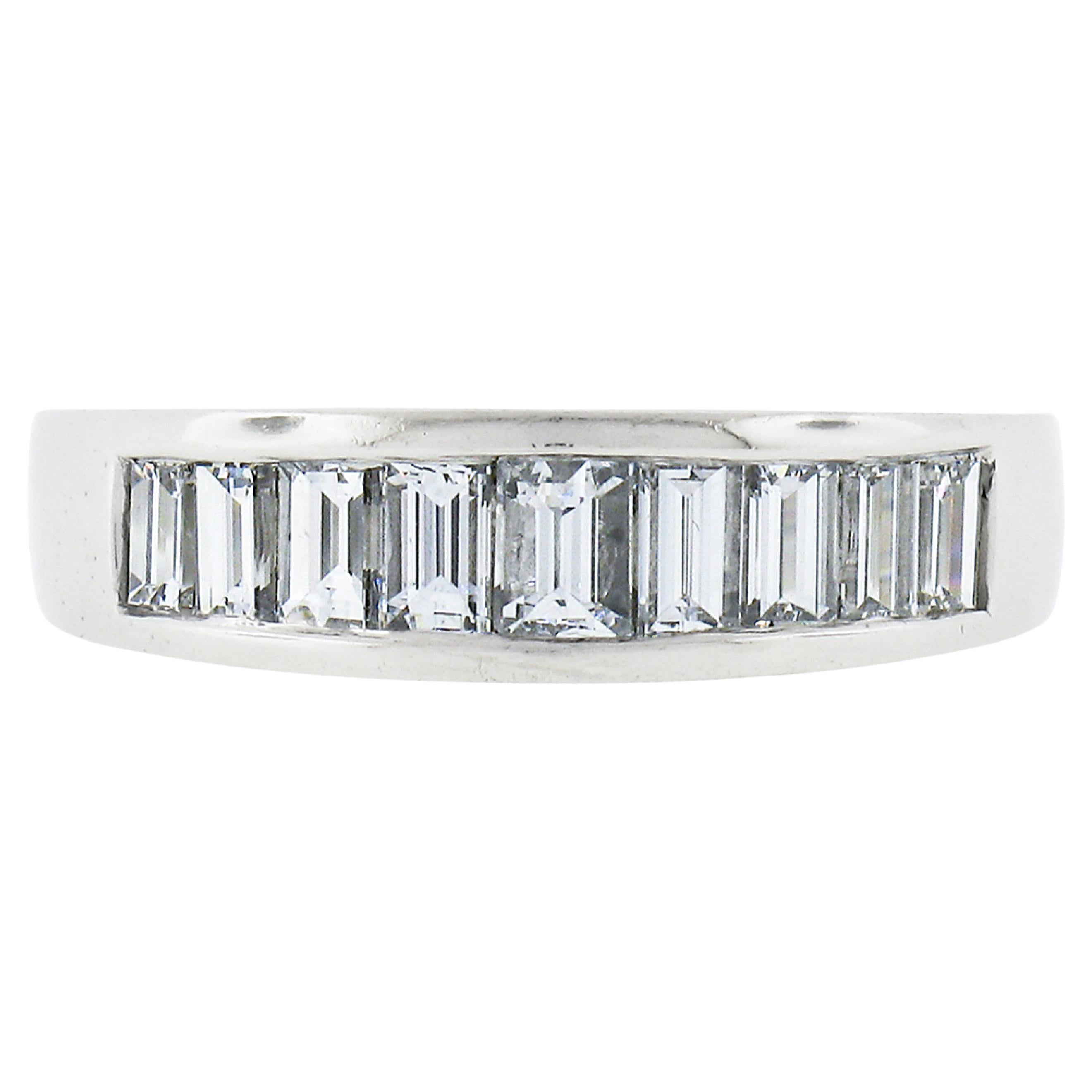 Platin 1,02 Karat Platin Diamant-Ehering mit geradem Baguette-Diamant-Stapel