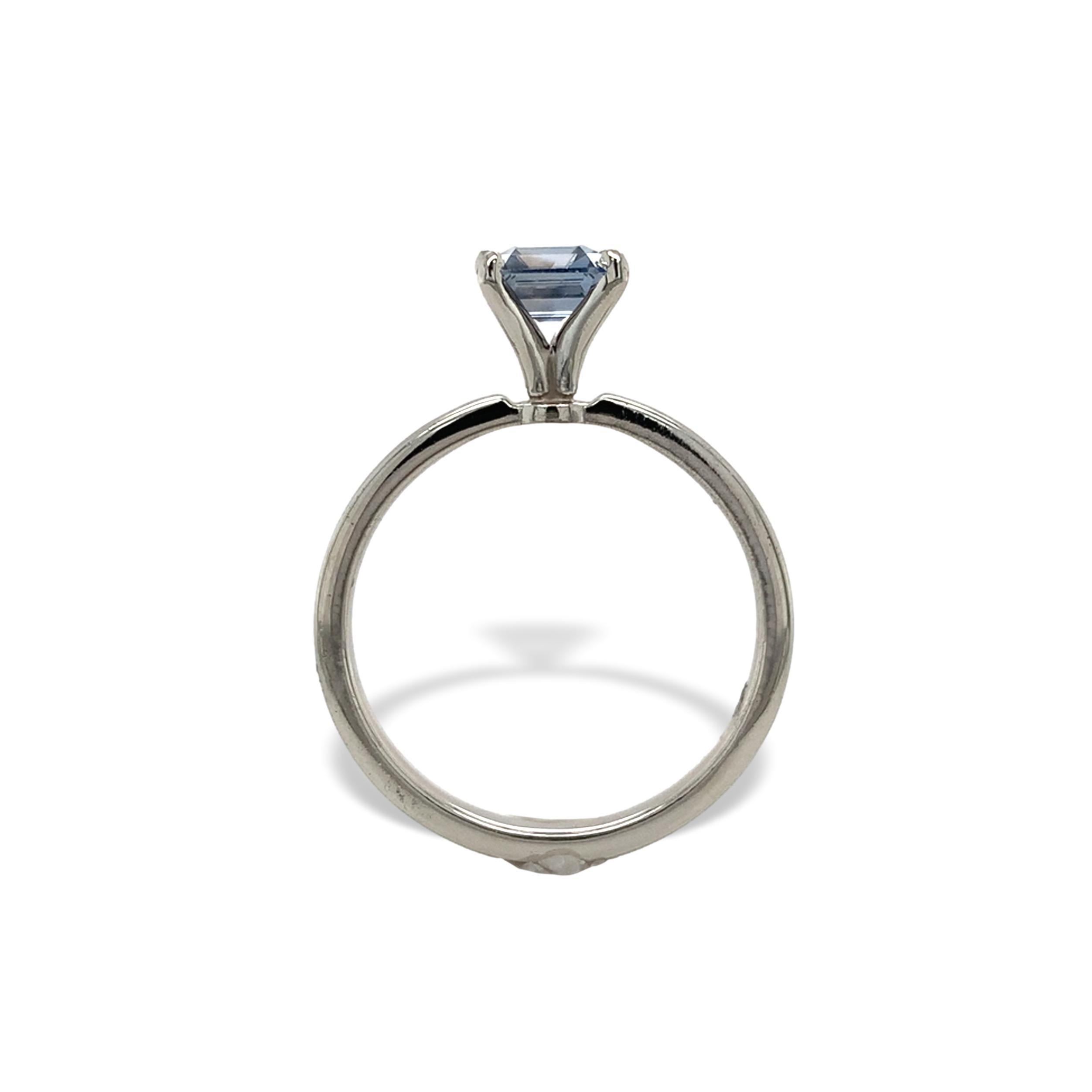 Anello di platino con zaffiro blu. L'anello presenta un autentico zaffiro di Ceylon con taglio asscher estratto in terra. Misura circa 5,8 mm e pesa 1,03 carati. Lo zaffiro ha un colore blu lavanda pervinca più chiaro. L'anello è adatto a un dito di