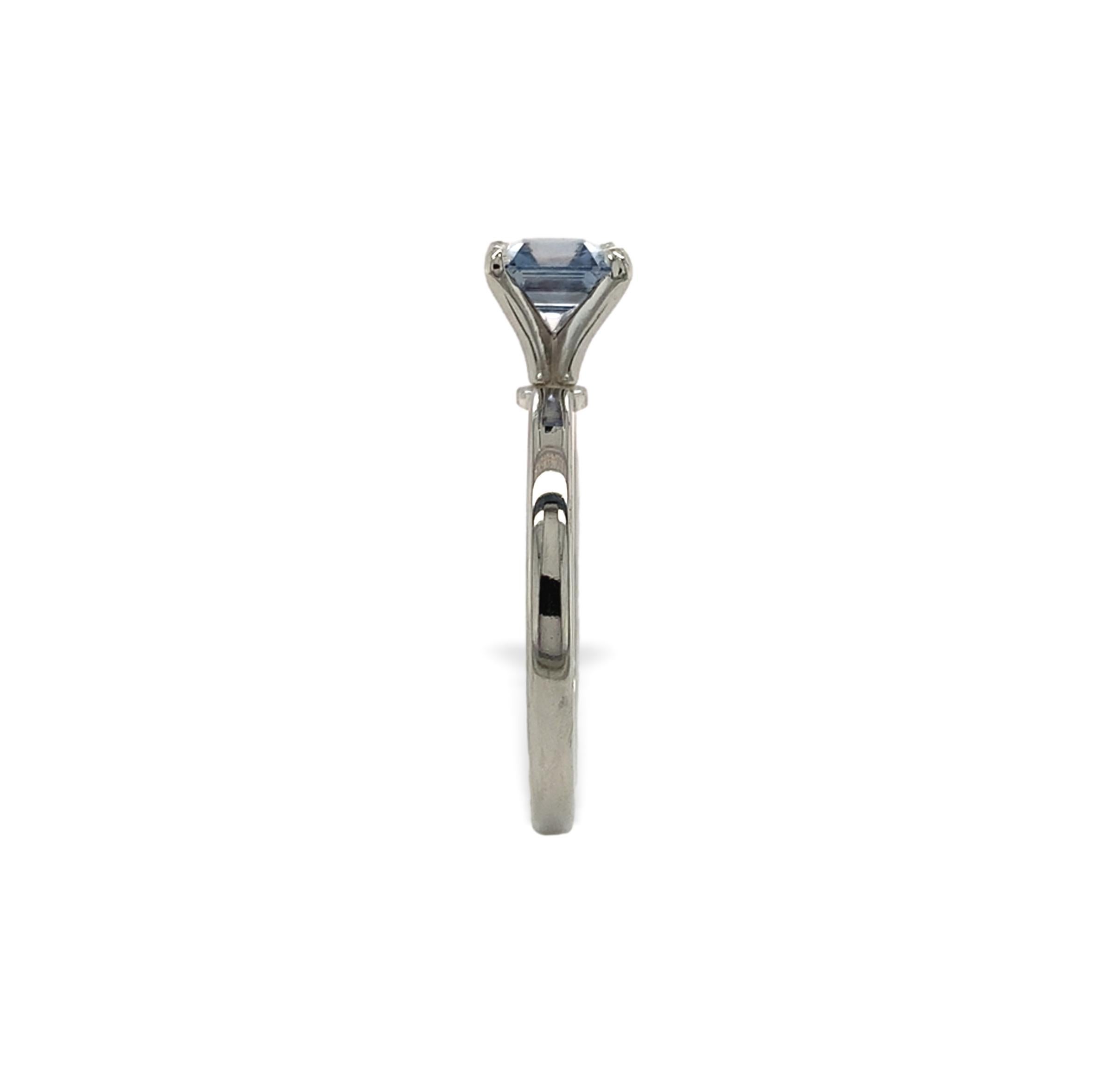 Anello solitario in platino con zaffiro blu di Ceylon da 1,03 carati In condizioni Nuovo in vendita a Big Bend, WI