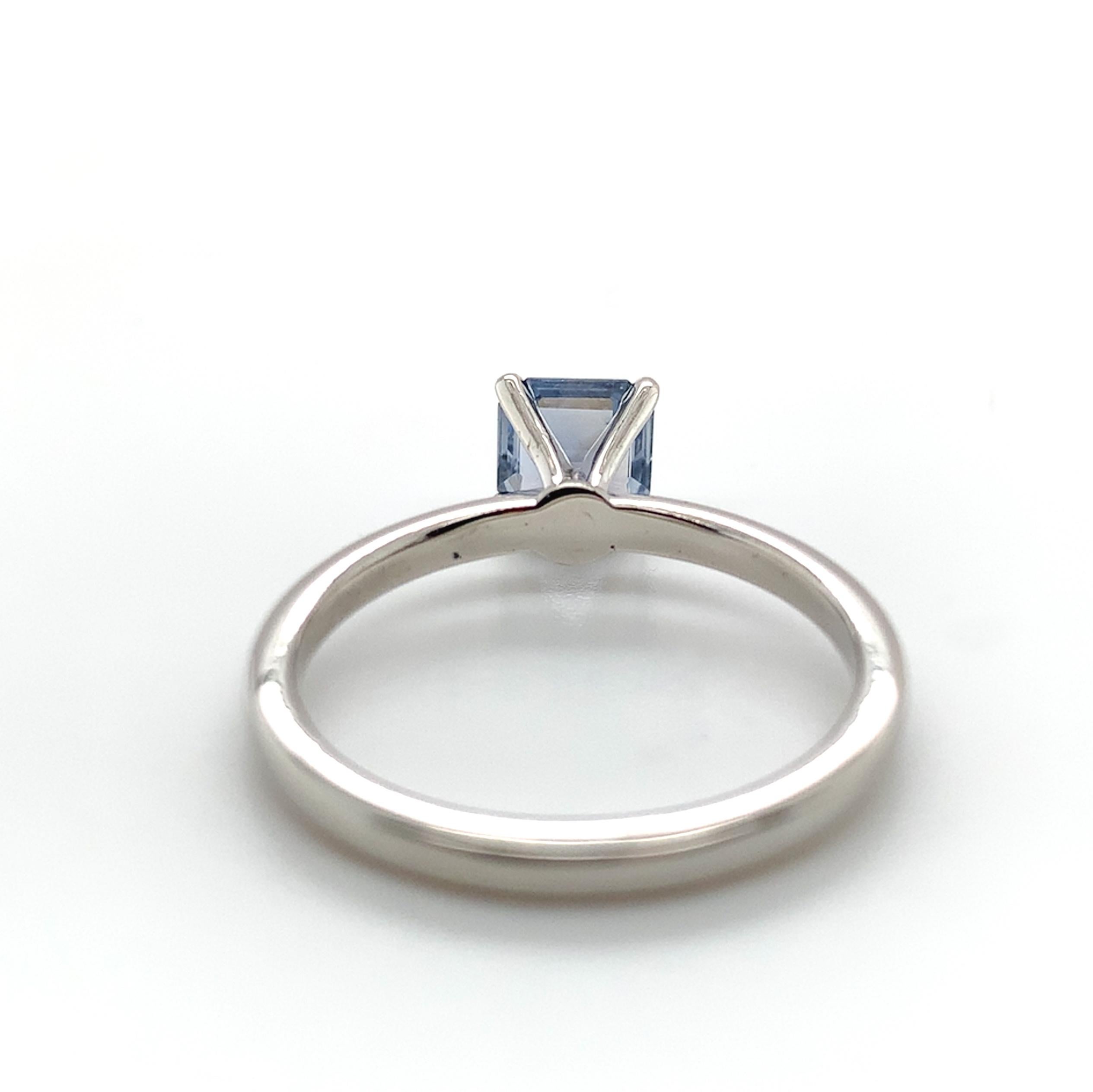 Donna Anello solitario in platino con zaffiro blu di Ceylon da 1,03 carati in vendita