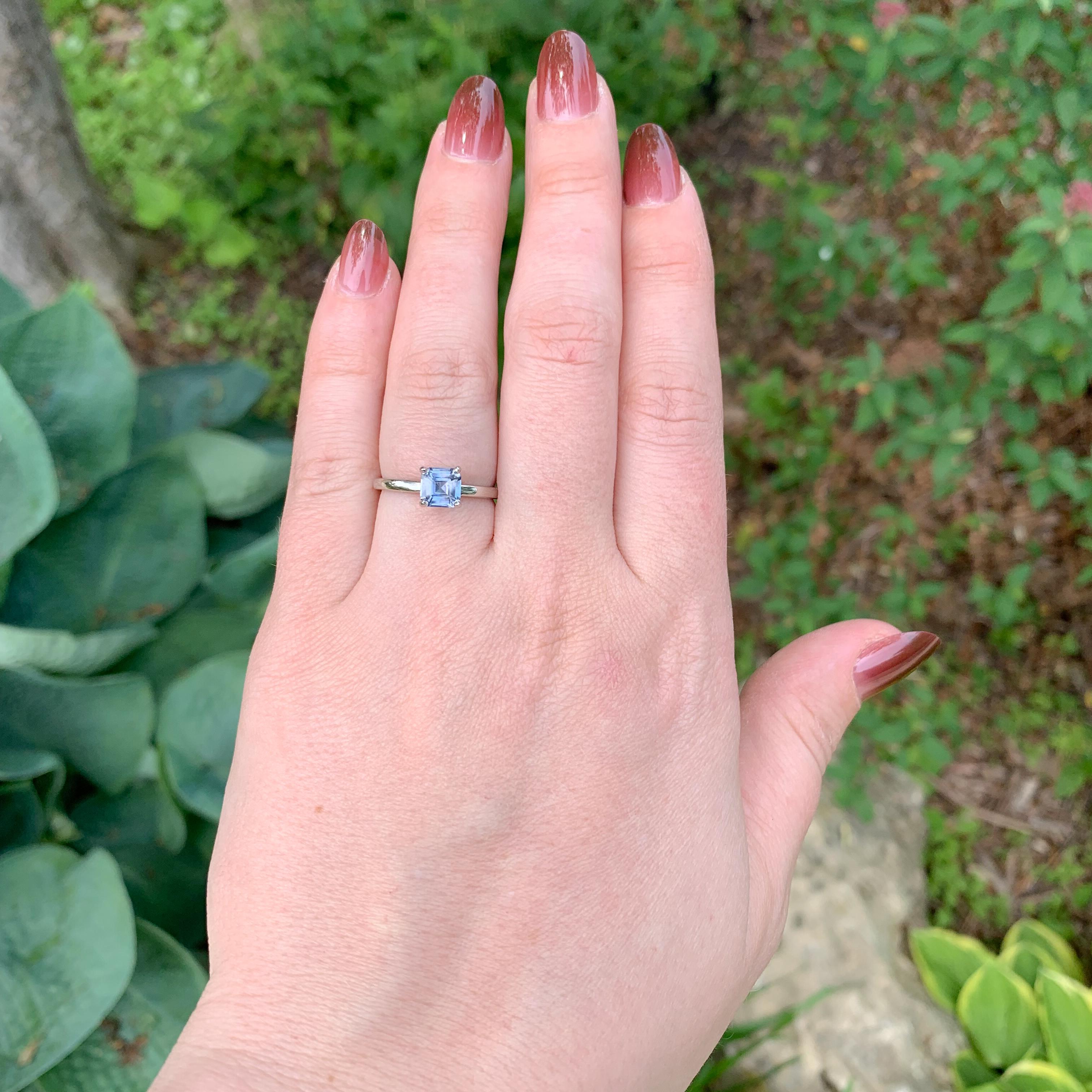 Anello solitario in platino con zaffiro blu di Ceylon da 1,03 carati in vendita 1
