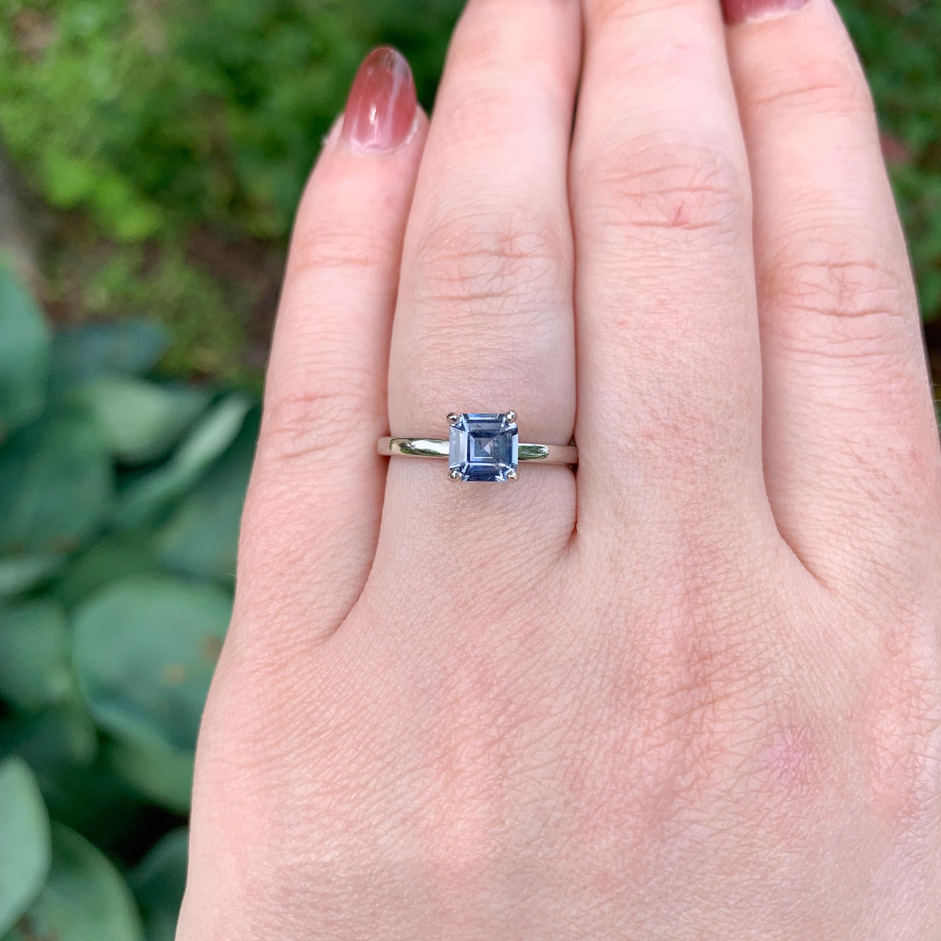 Anello solitario in platino con zaffiro blu di Ceylon da 1,03 carati in vendita 2