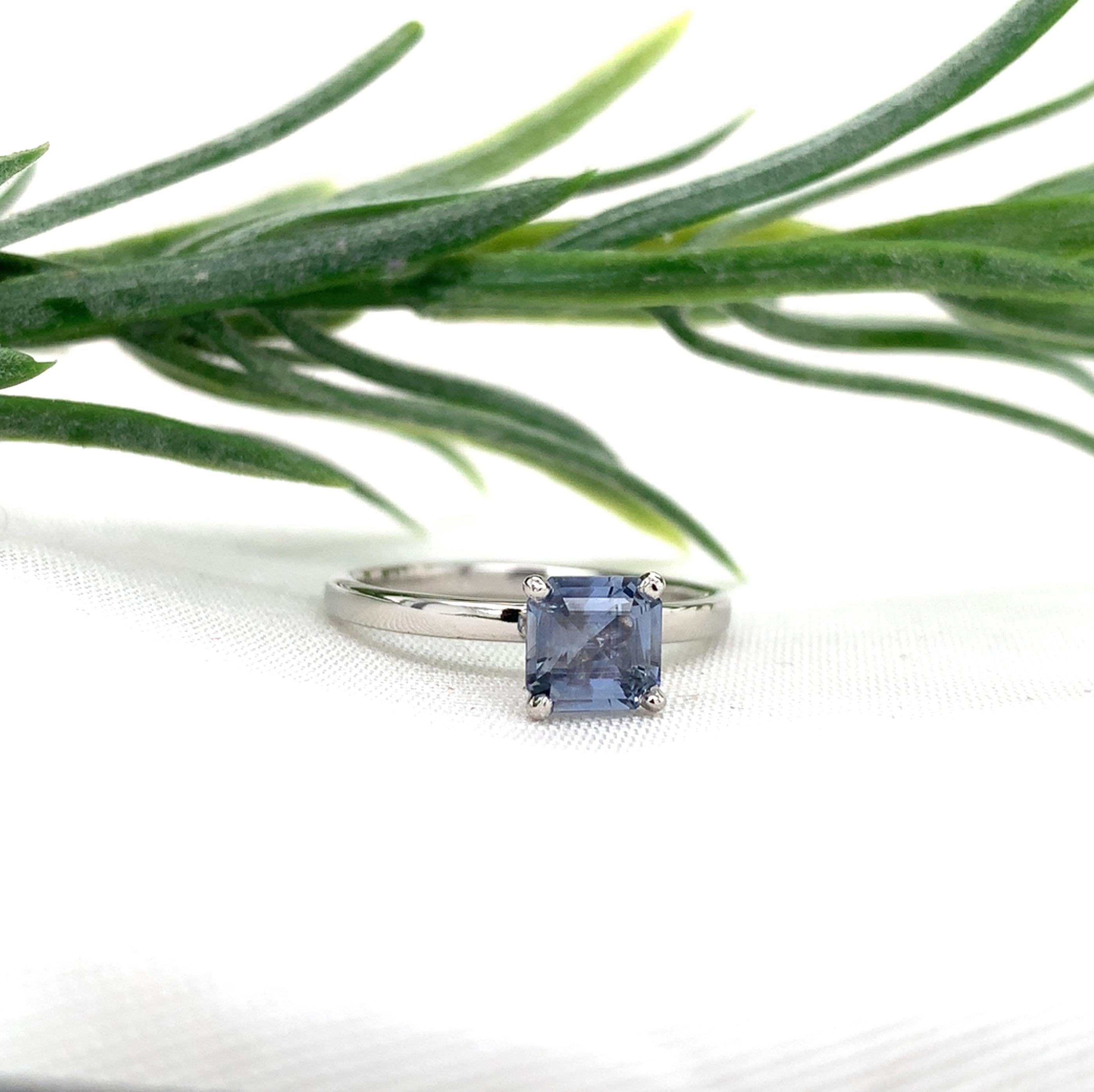 Anello solitario in platino con zaffiro blu di Ceylon da 1,03 carati in vendita 3