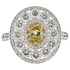 Bague de fiançailles en platine avec halo de diamants jaunes de taille ovale claire de 1,03 carat