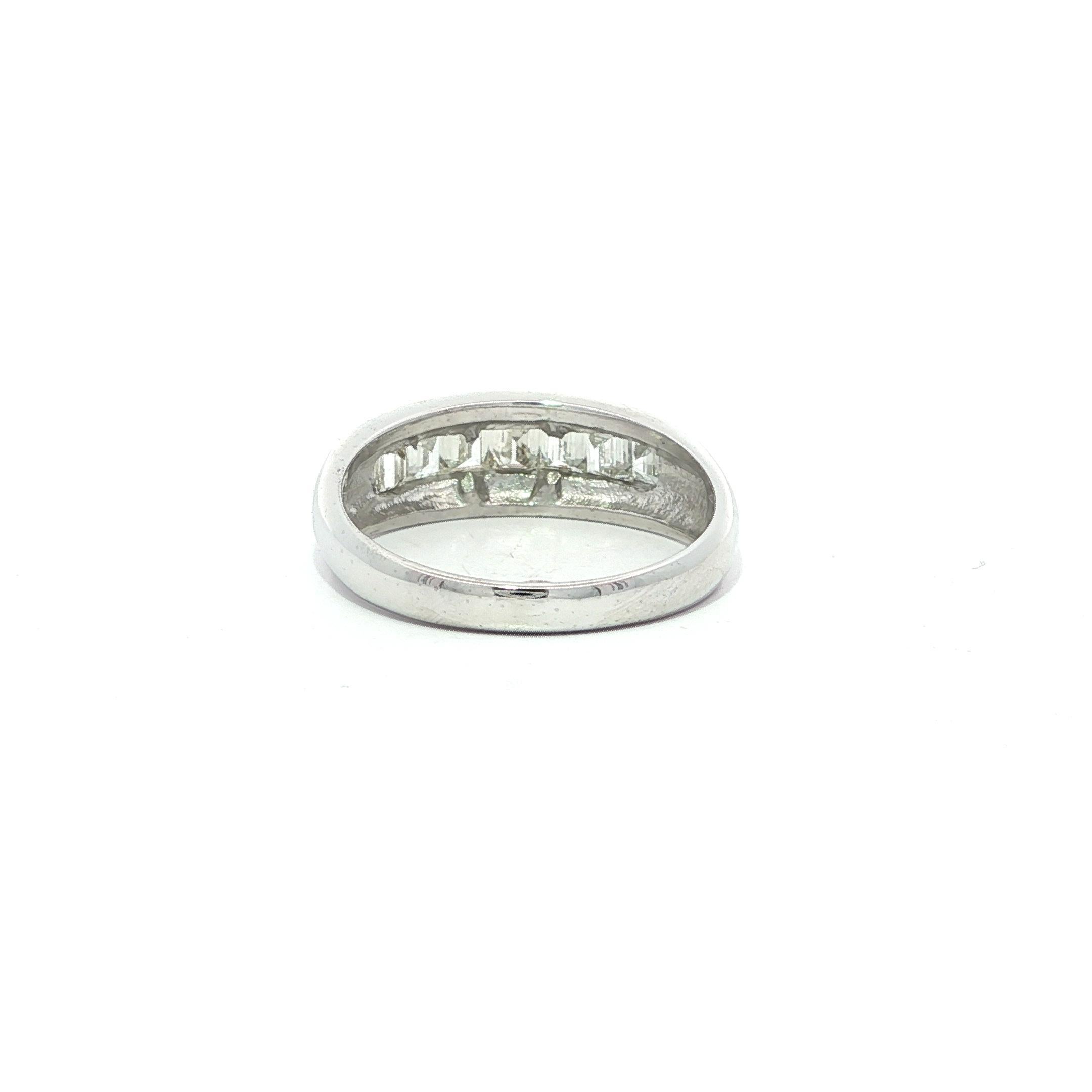 Platin 1,04ctw Carré Square Step Cut Channel Diamond 7 Stones Stack Band Ring im Angebot 1