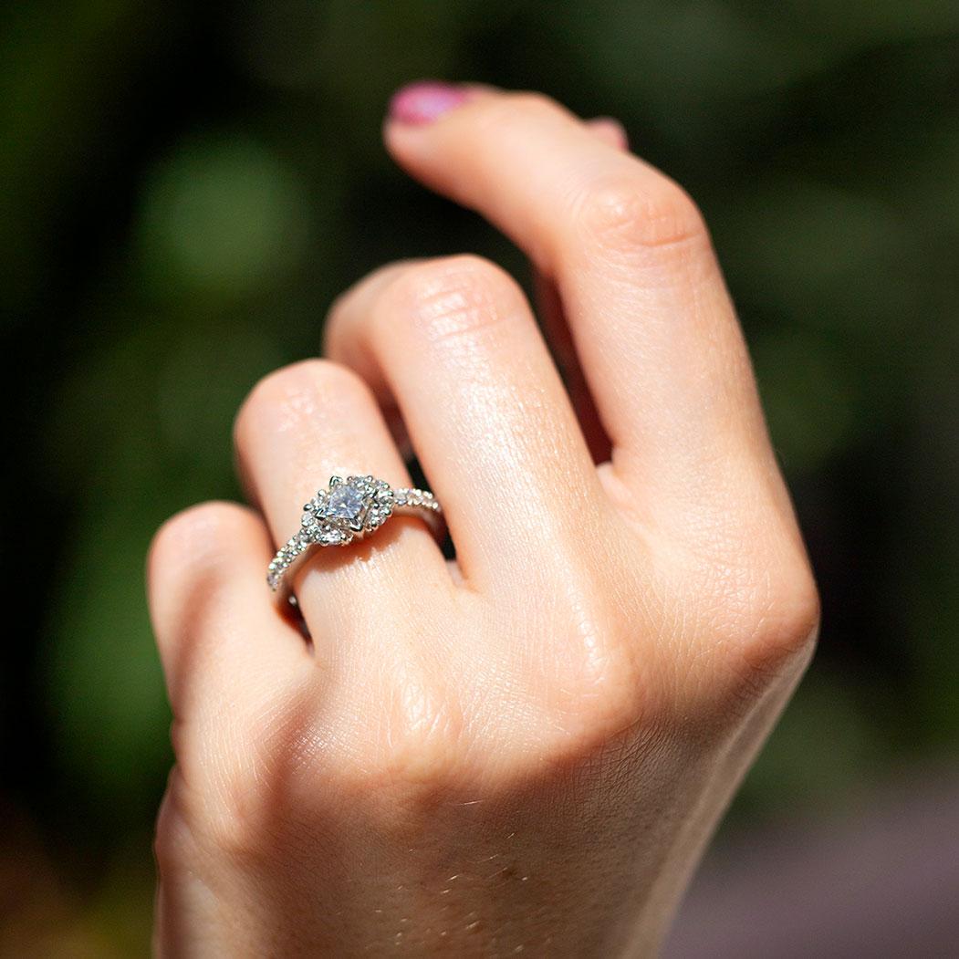 Platinum 1.05 Carat Princess and Round Brilliant Cut Diamond Engagement Ring In New Condition In Hamilton, AU