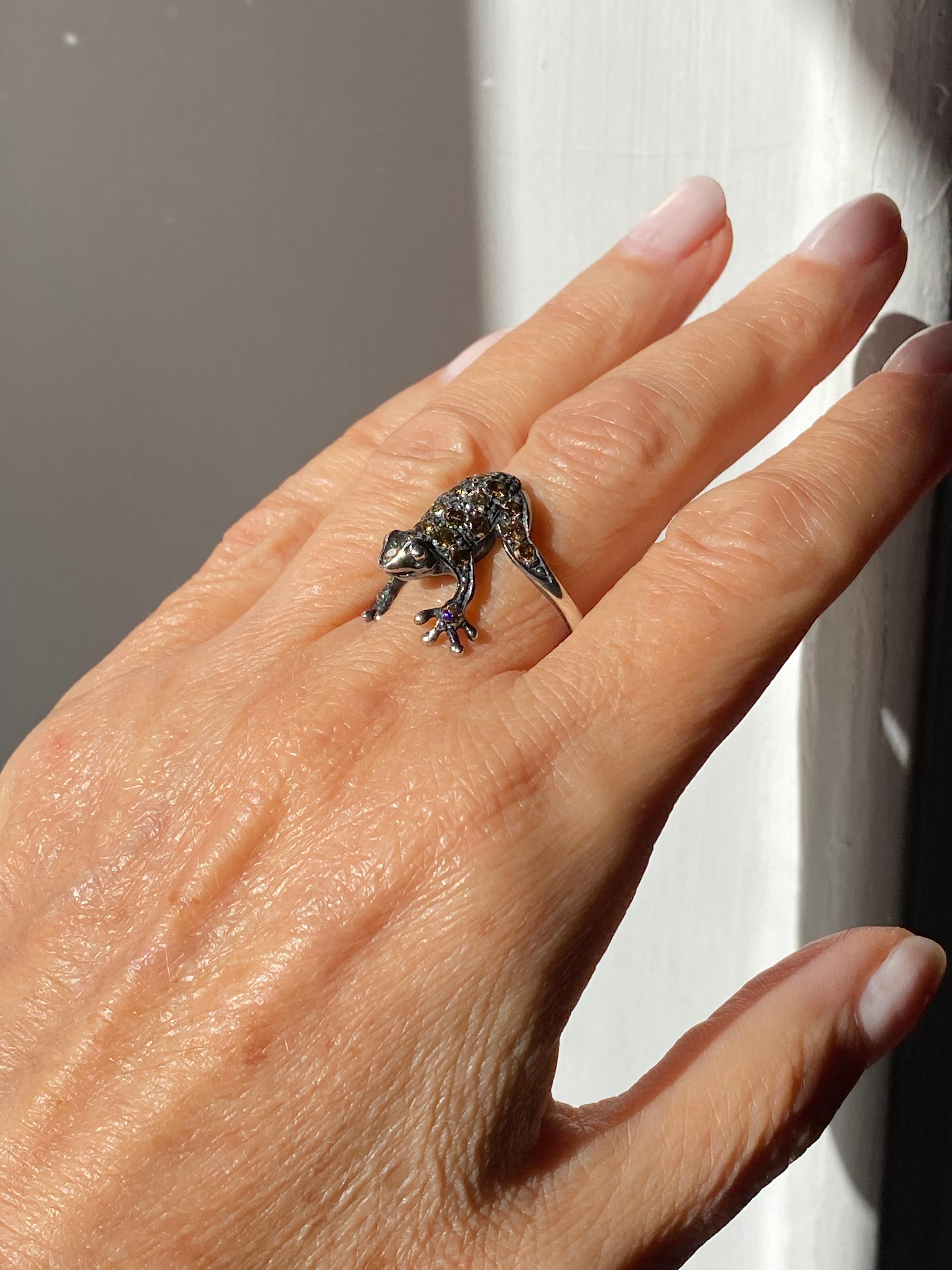 Il s'agit d'une pièce de la collection de bijoux contemporains de Rossella Ugolini, une nouvelle version d'une bague grenouille fabriquée à la main en platine avec des diamants bruns de 1,05 carats.
Une belle bague de cocktail confortable et