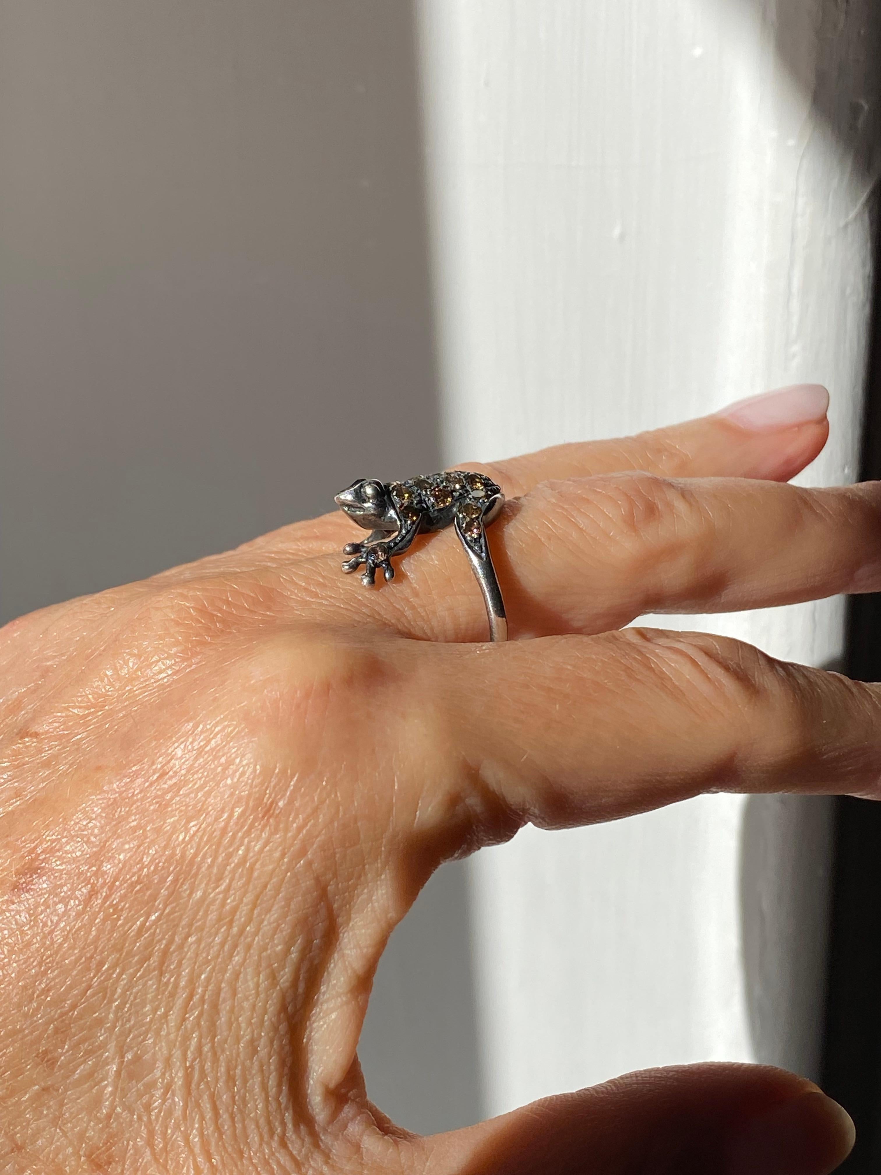 Taille brillant Bague contemporaine grenouille en platine et diamants bruns de 1,05 carat à motif animal en vente