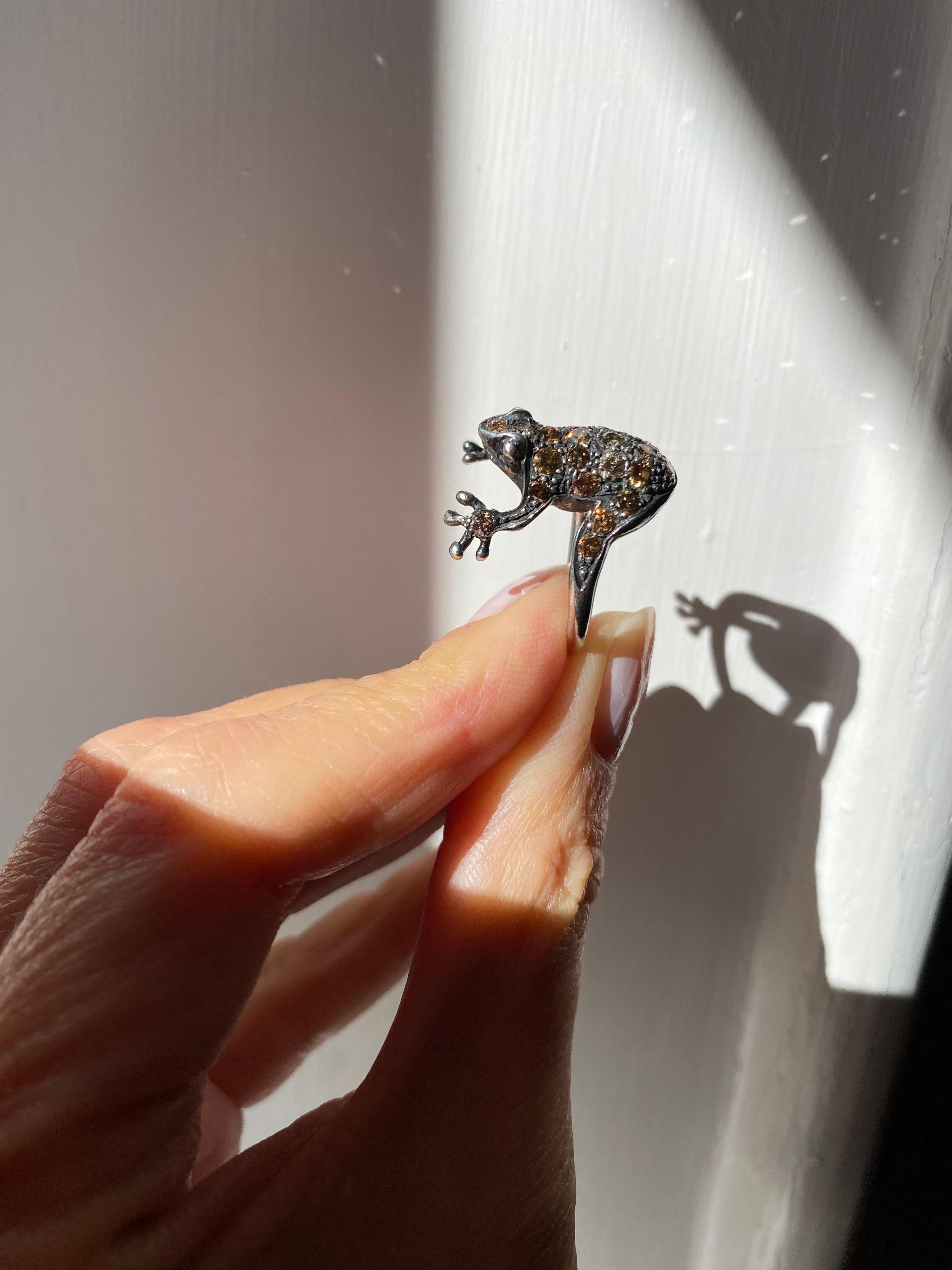 Brilliant Cut Platinum 1.05 Karats Brown Diamonds Animal Design Frog Contemporary Ring For Sale