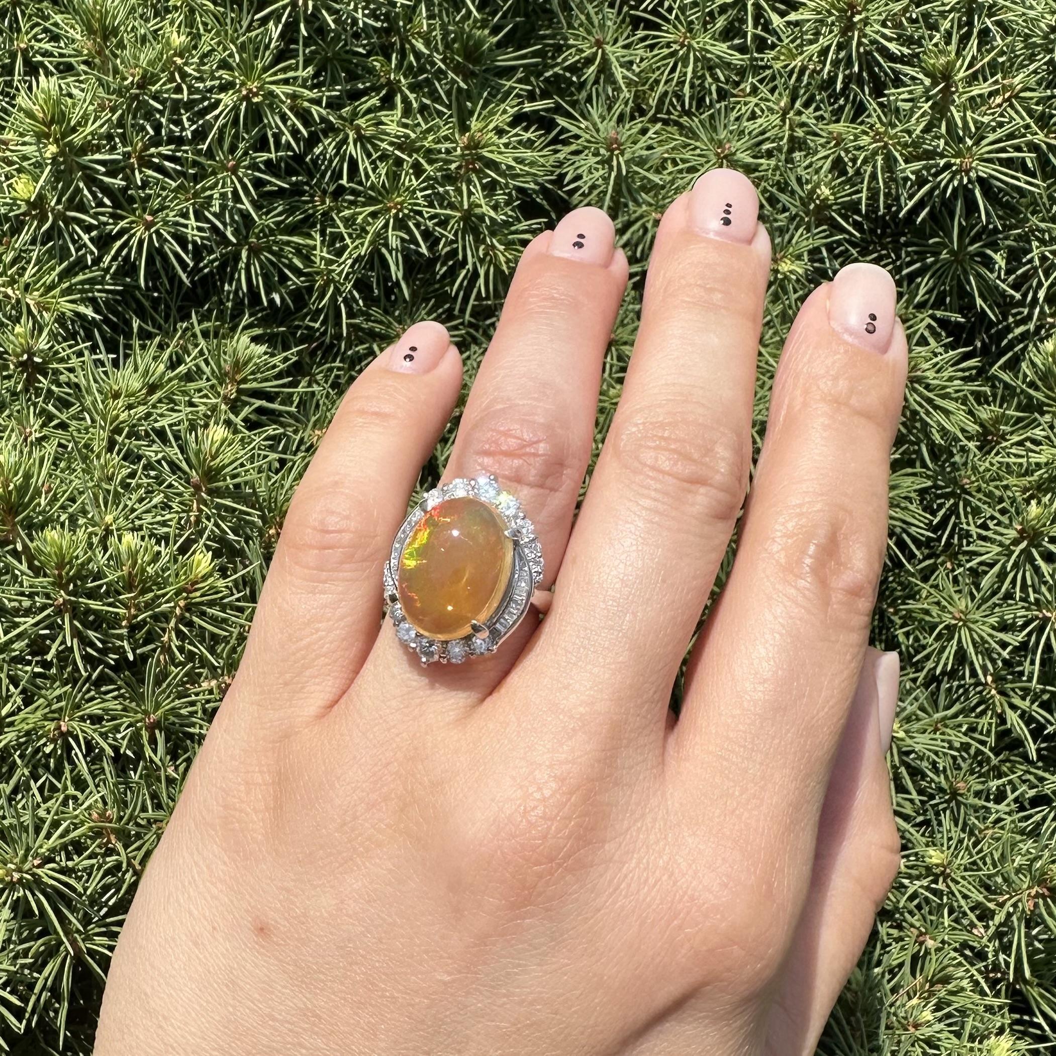 --Pierre(s) :...
(1) Opale Naturelle - Cabochon ovale - Serti - Couleur orange vif avec un grand jeu de couleurs - 17.2x12.7mm / 9.81ct (exact)
Nombreux diamants naturels authentiques - taille baguette et ronde brillante - sertis clos et canaux -