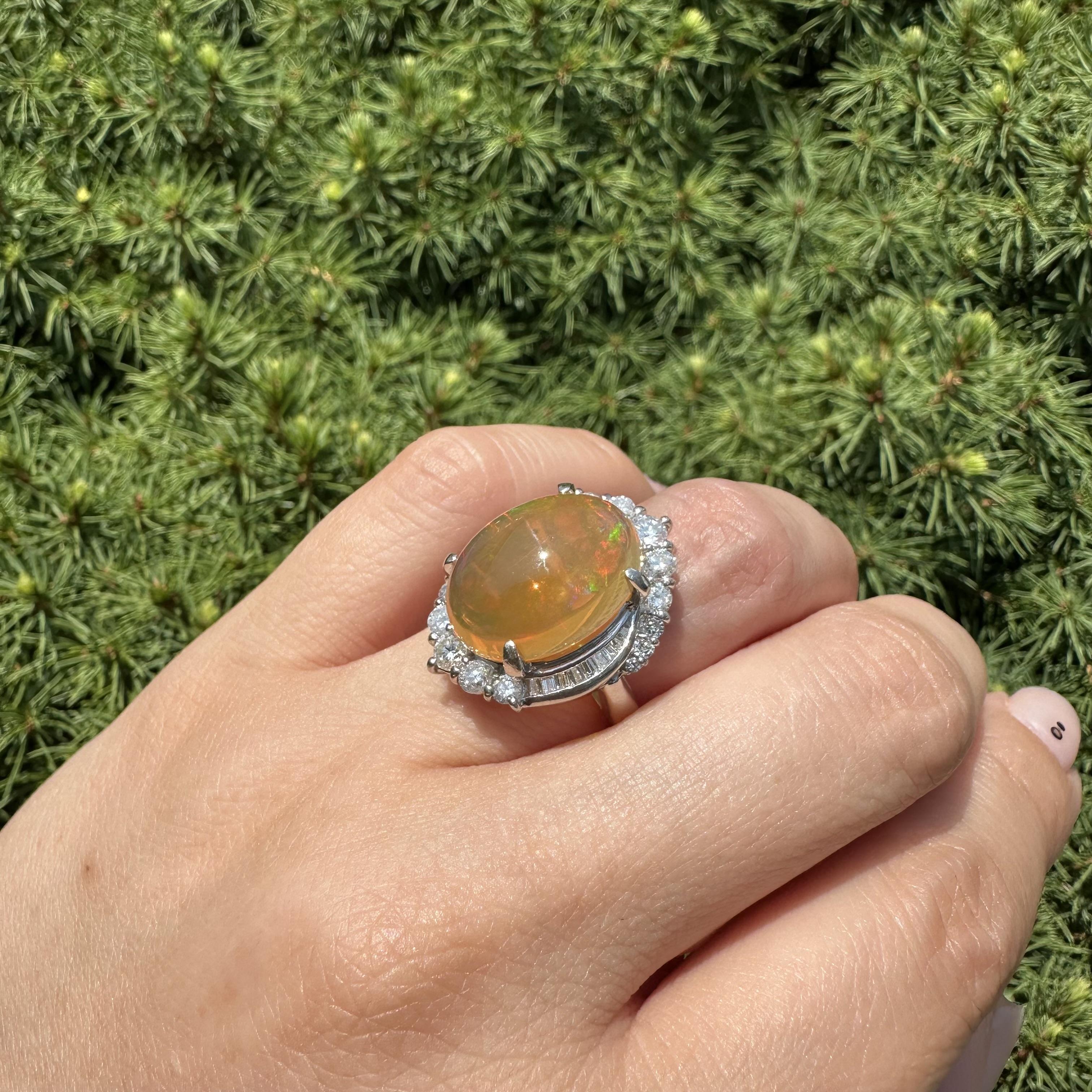 Taille cabochon Bague en platine 11.05ctw Large Orange Fiery Jelly Opal w/ Diamond Halo Ring en vente