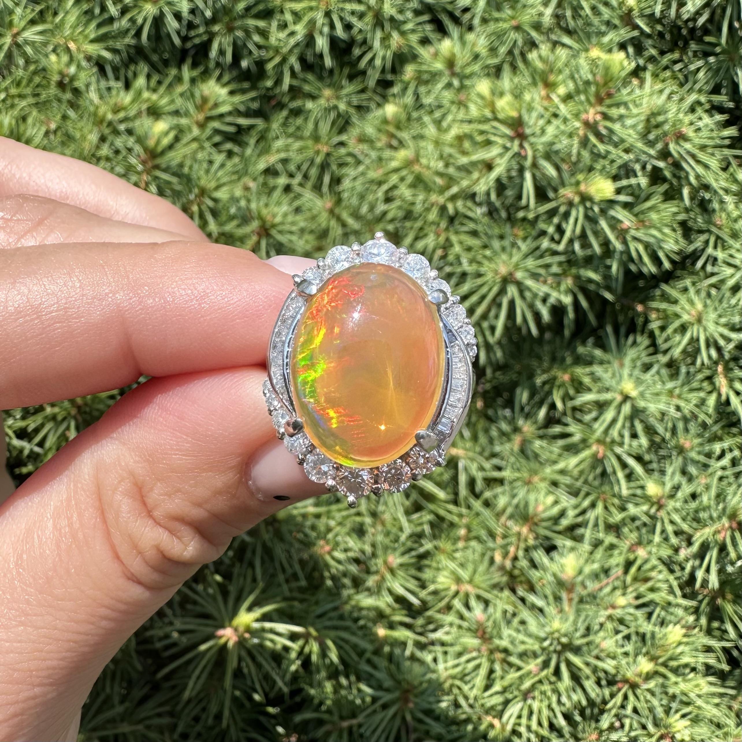 Bague en platine 11.05ctw Large Orange Fiery Jelly Opal w/ Diamond Halo Ring Pour femmes en vente