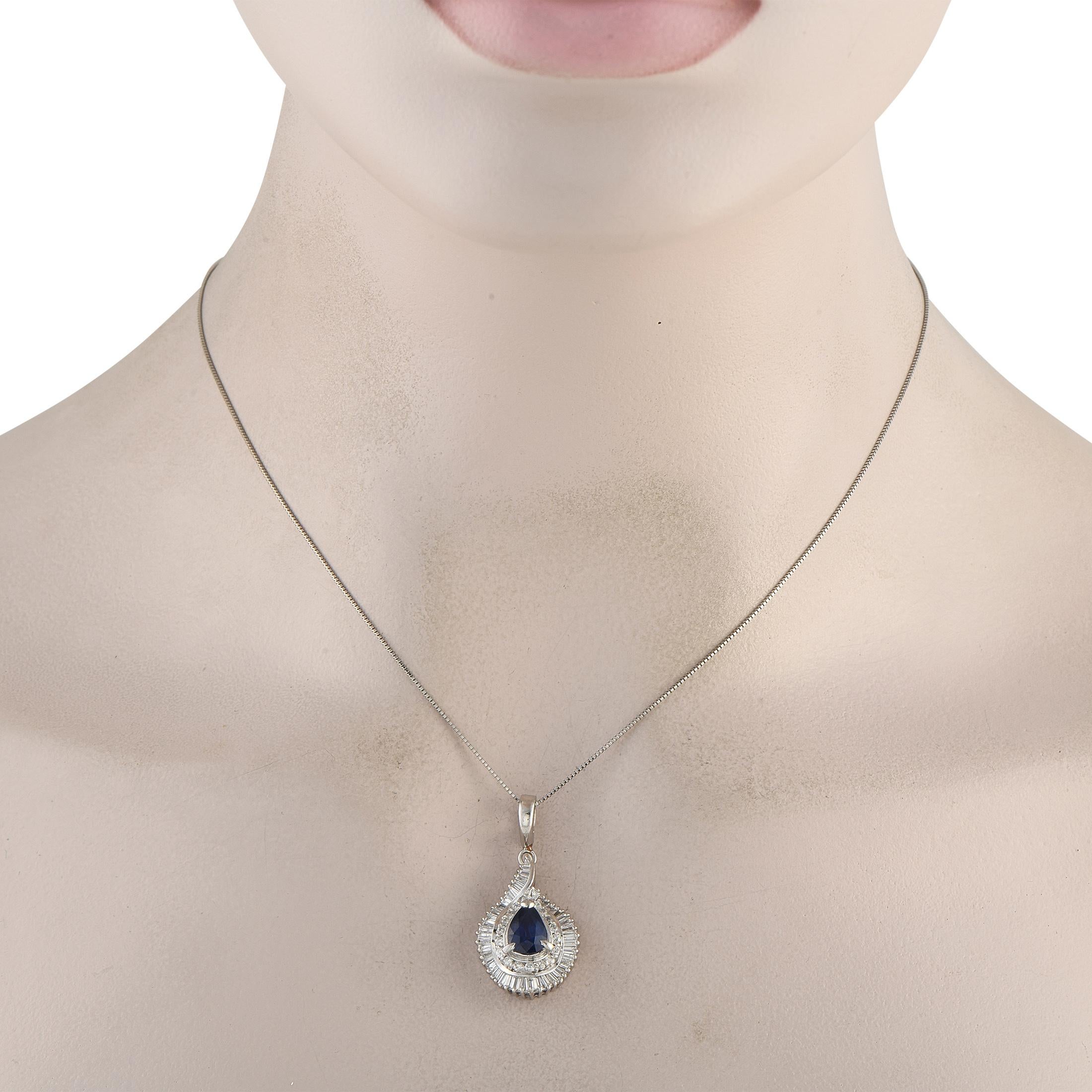 Este sofisticado collar es ideal para cualquier ocasión. Un detallado colgante suspendido de una cadena de 17 cajas irradia luz gracias a un conjunto de Diamantes que suman 1,12 quilates. En el centro, un zafiro en forma de pera de 1,67 quilates