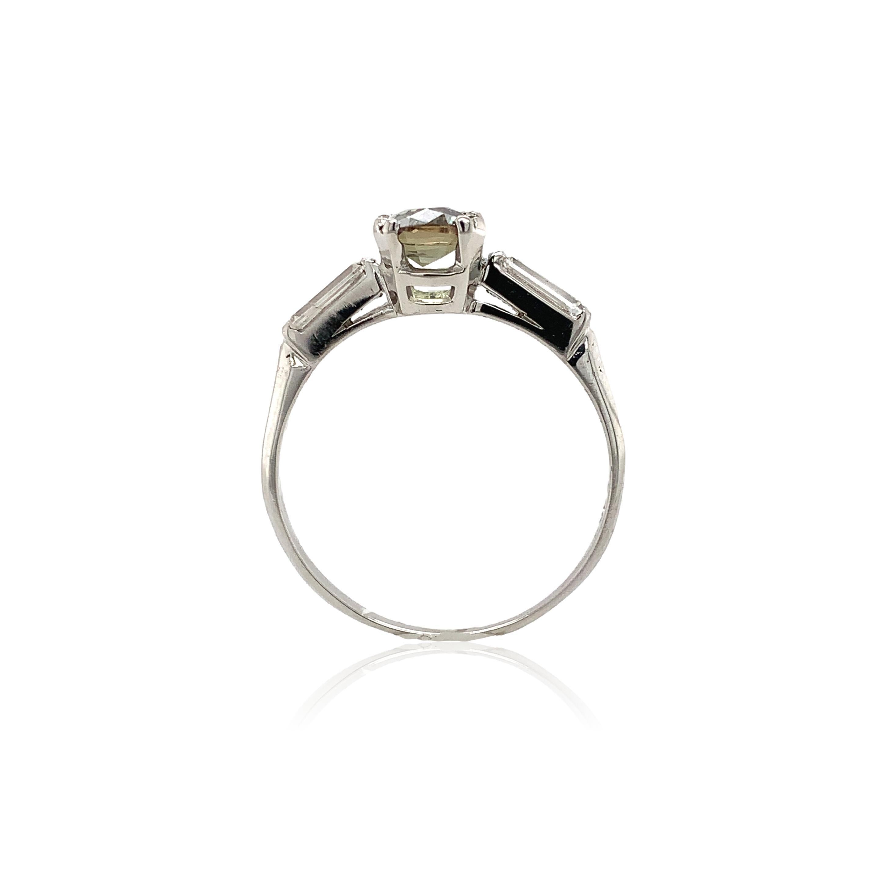 Platinring mit einem natürlichen Alexandrit im Brillant-Kissenschliff mit einem Gewicht von 1,13 Karat. GIA-Bericht #2225857184 besagt, dass es sich um einen natürlichen Alexandriten mit einem Farbwechsel von grün zu grau-violett handelt. Er misst