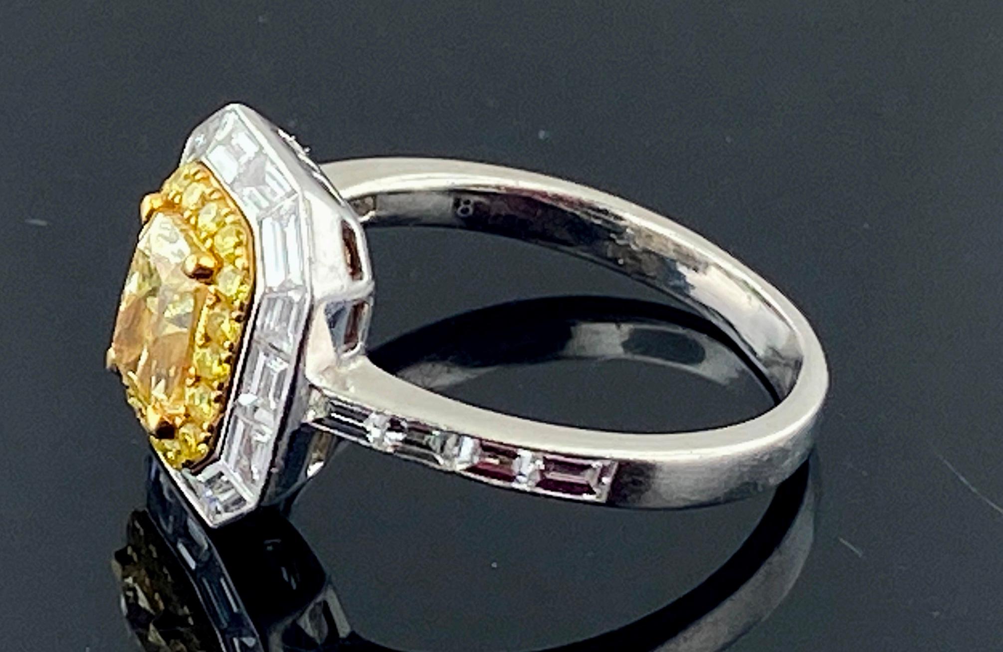 Taille coussin Bague en platine avec diamant jaune fantaisie taille coussin de 1,13 carat au centre en vente